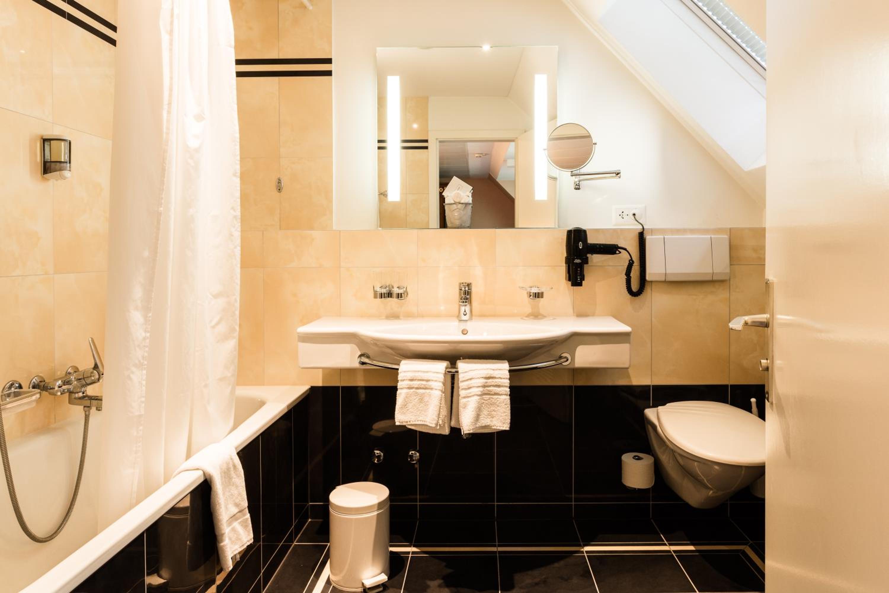 Superior Double Room with Balcony - Photo 4