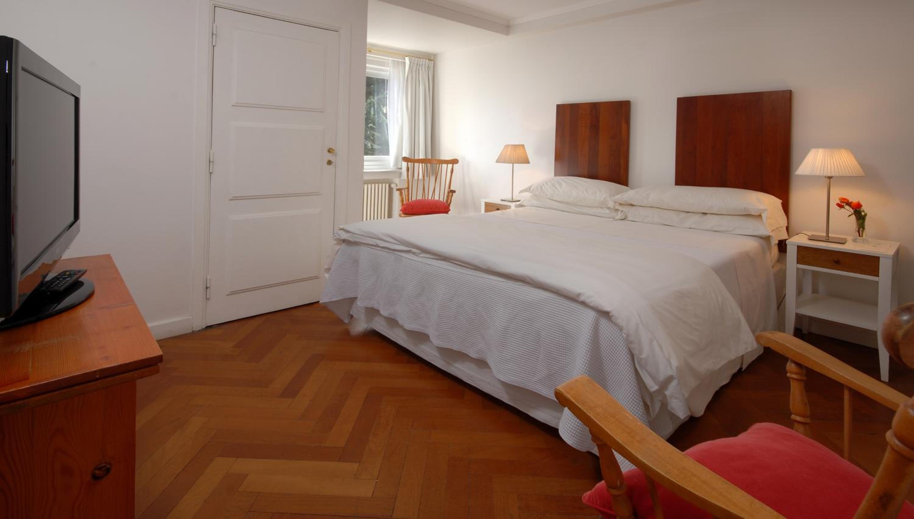 Double or Twin Room with Lake View photo 2