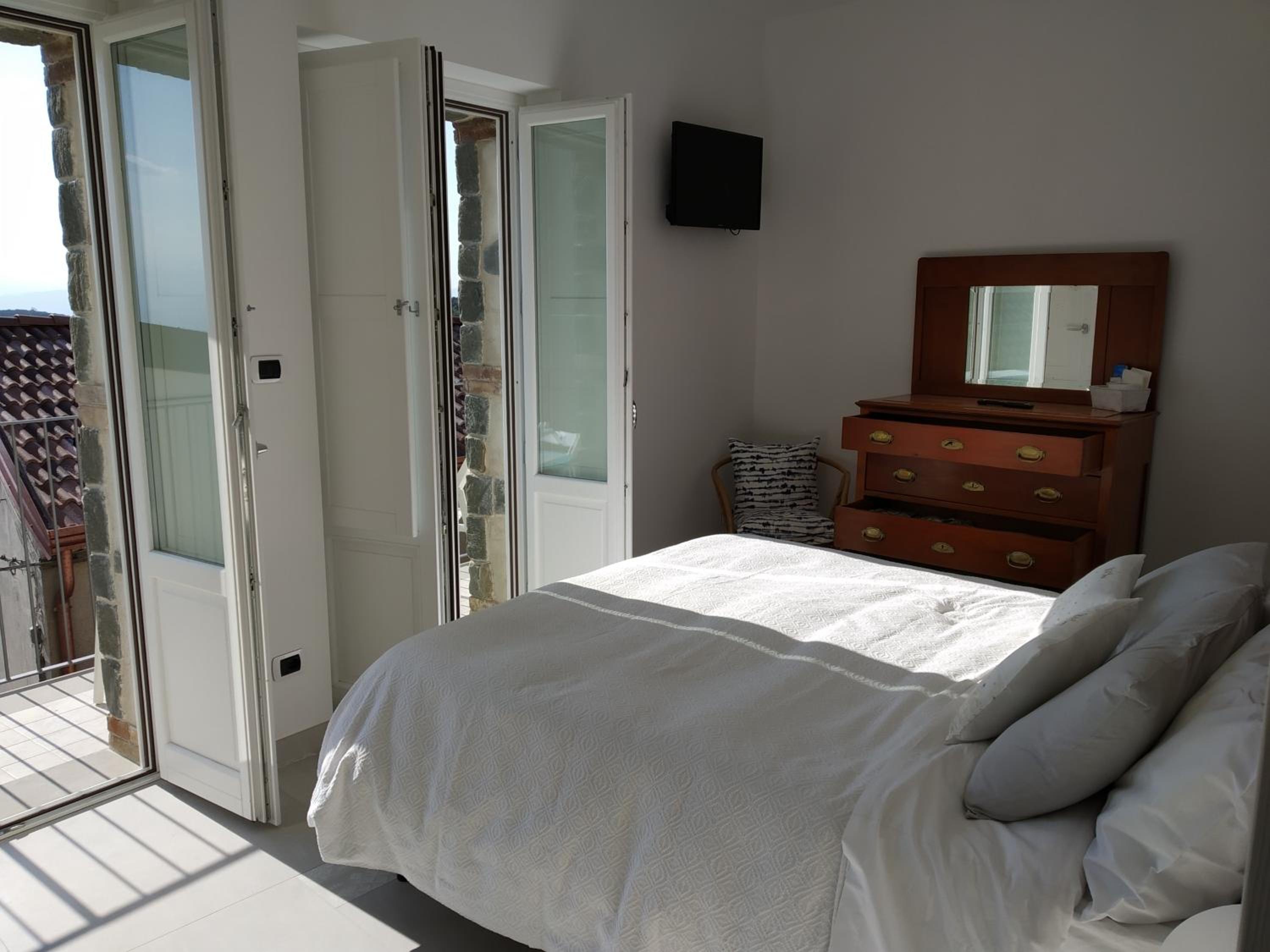 Double Room with Balcony (2 Adults + 1 Child) - Photo 4