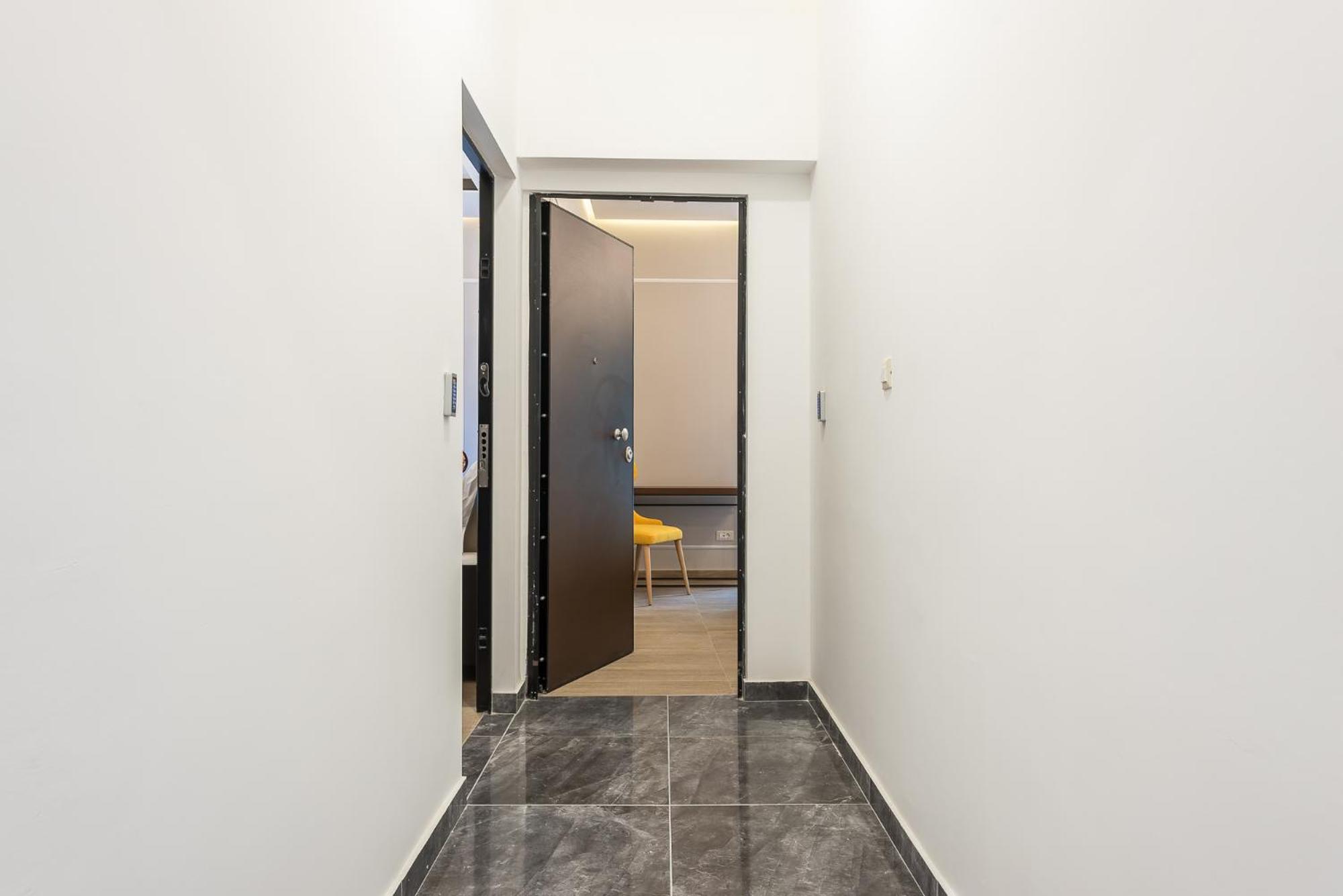 Signature Suite with Balcony, City View photo 3