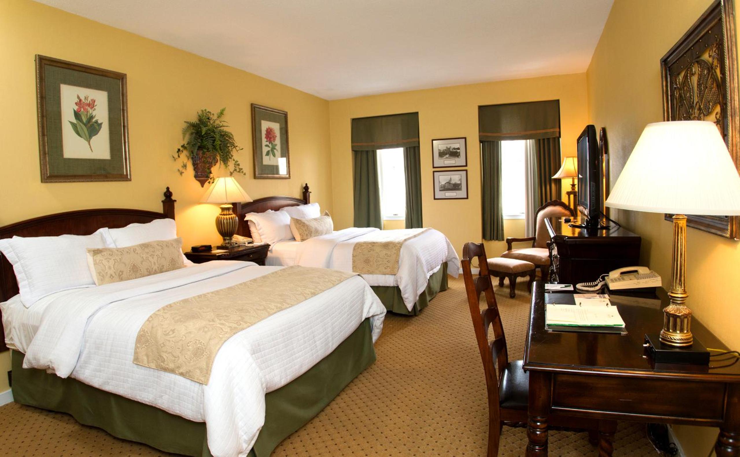 Queen Room with Two Queen Beds photo 2