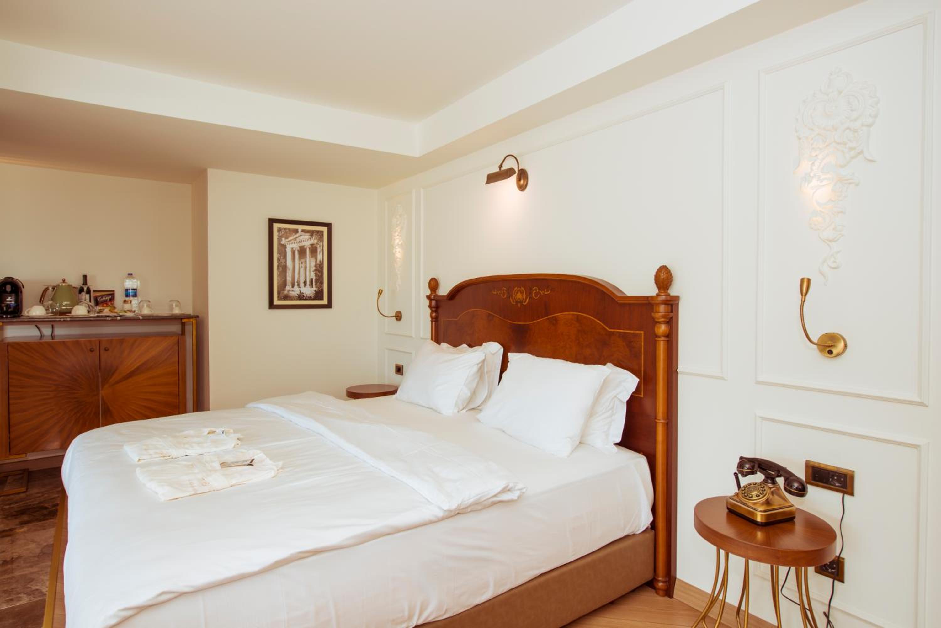 Deluxe Room with partial sea View and Hot Tub