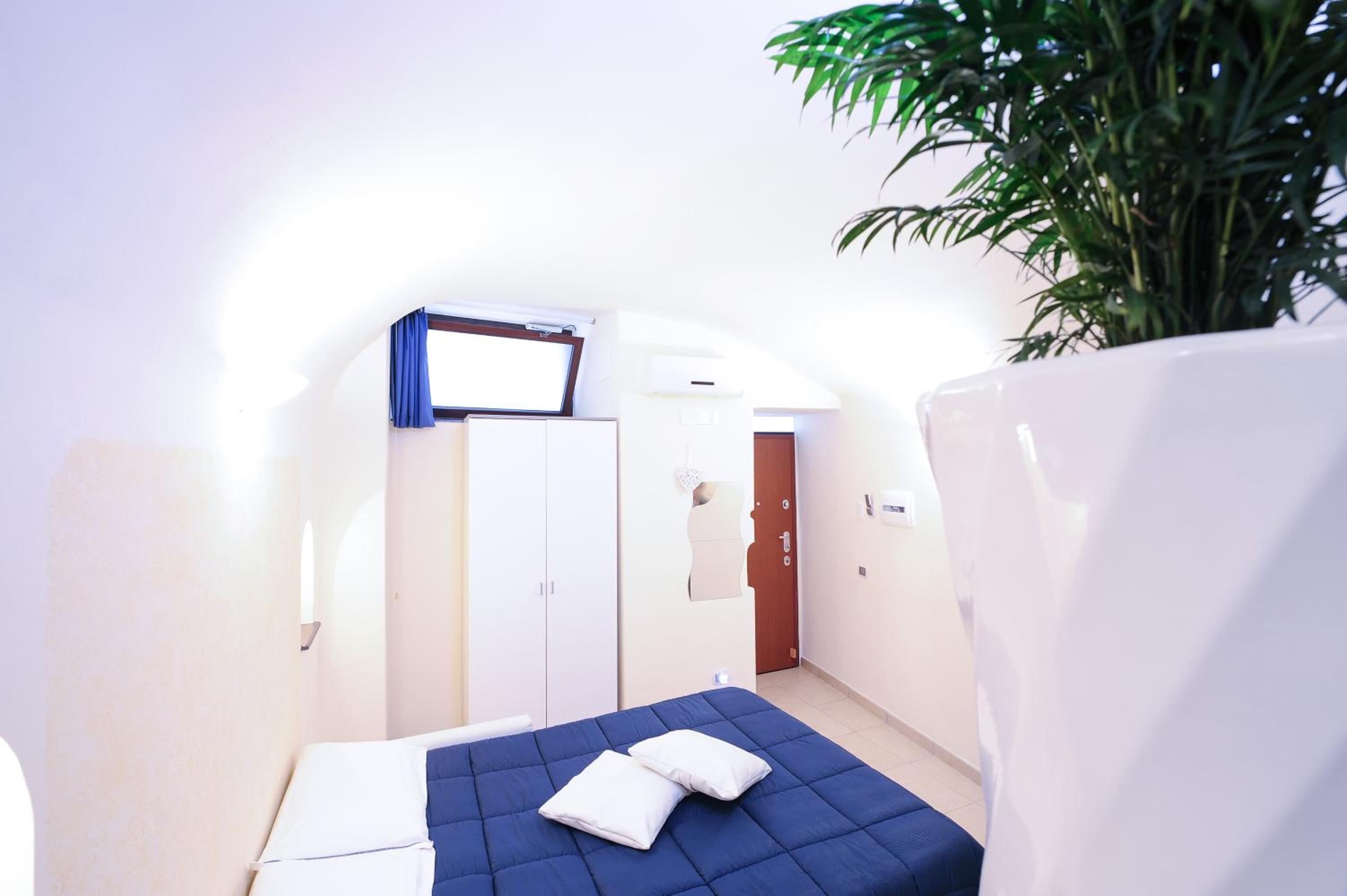 Studio Apartment - Photo 2