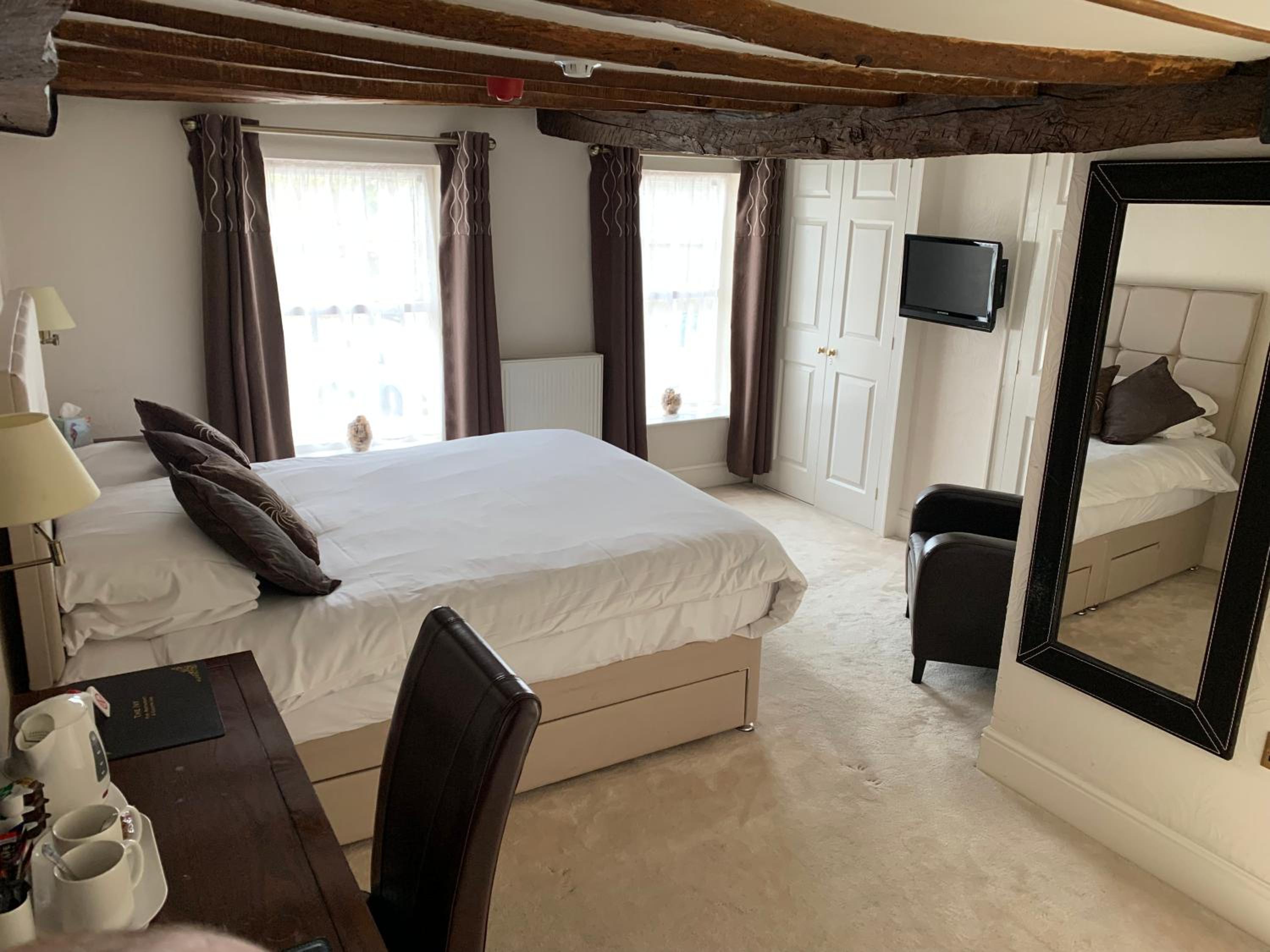 Deluxe Double Room with Bath - Photo 1