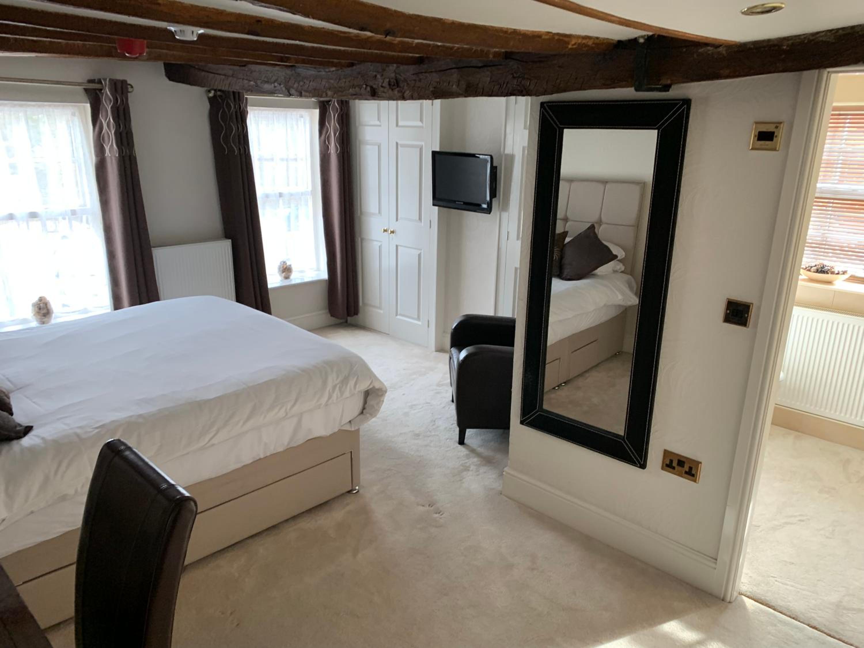 Deluxe Double Room with Bath - Photo 3