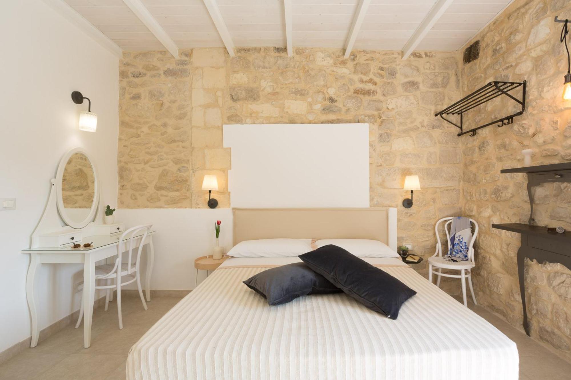 Double Room with Private Bathroom - Photo 4