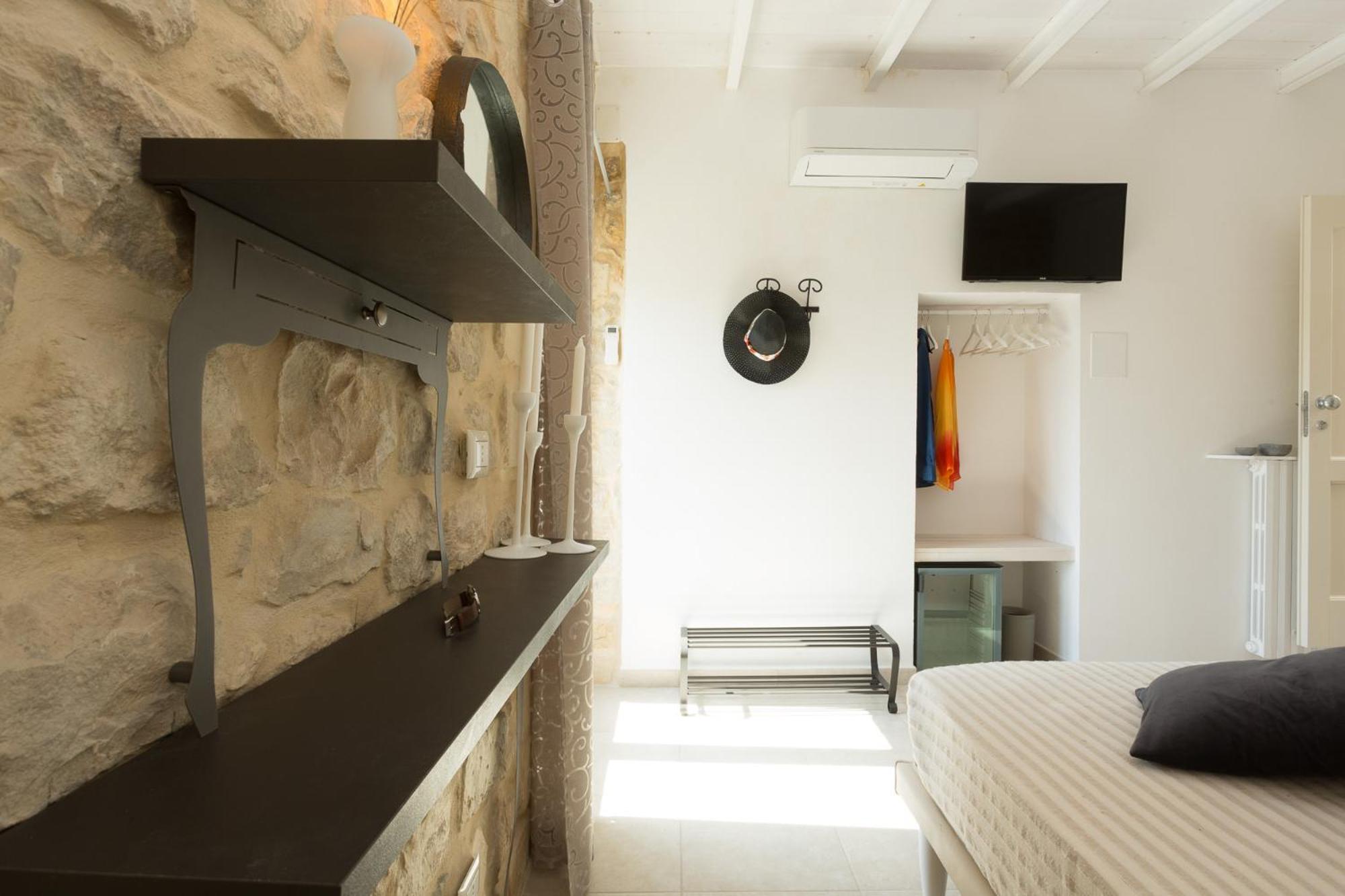 Double Room with Private Bathroom - Photo 8
