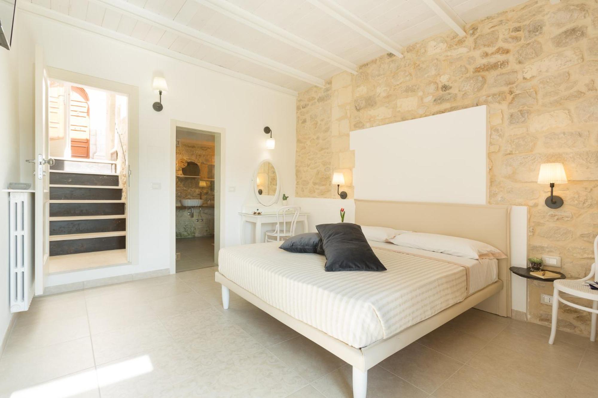 Double Room with Private Bathroom - Photo 12