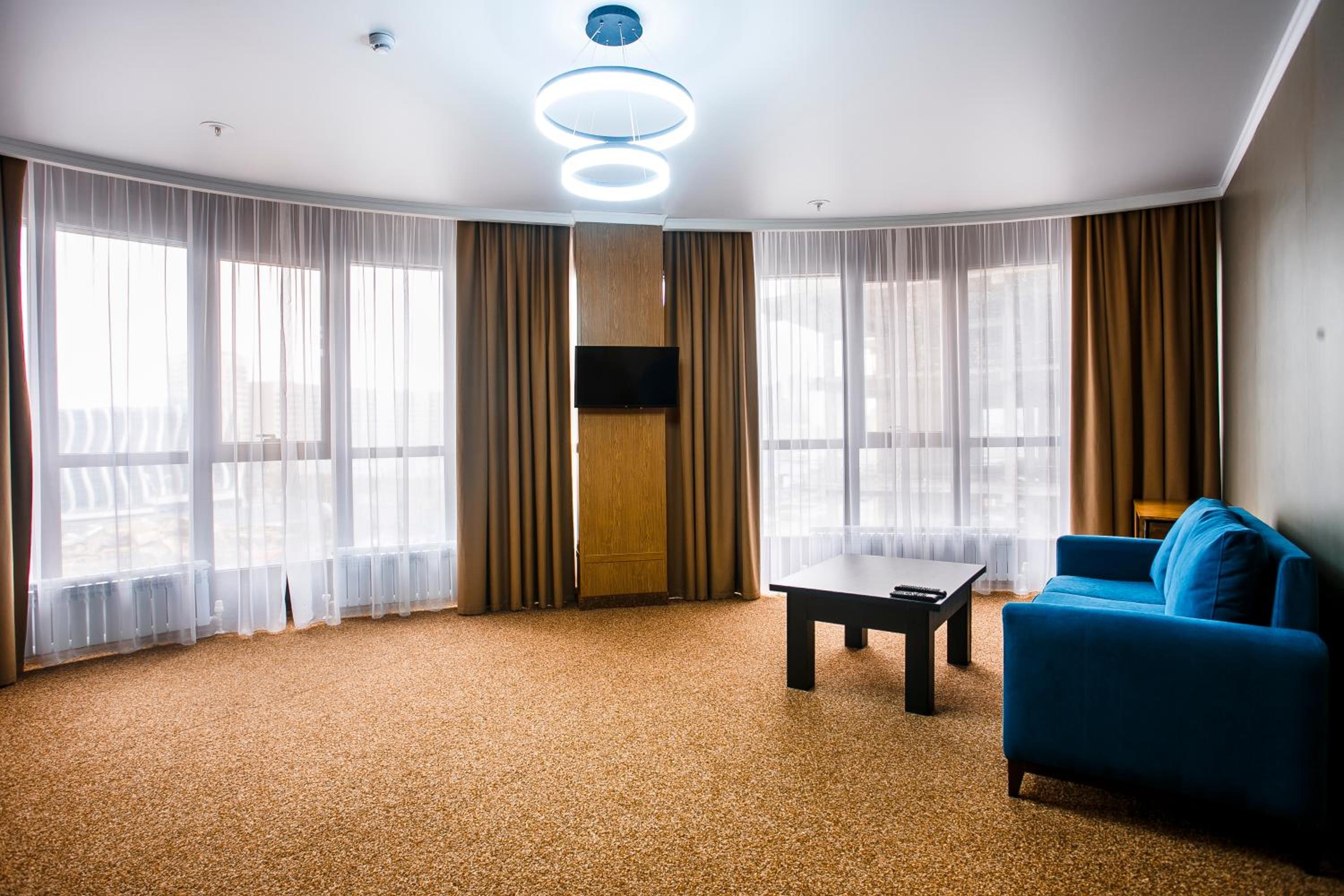 Suite - Photo 13