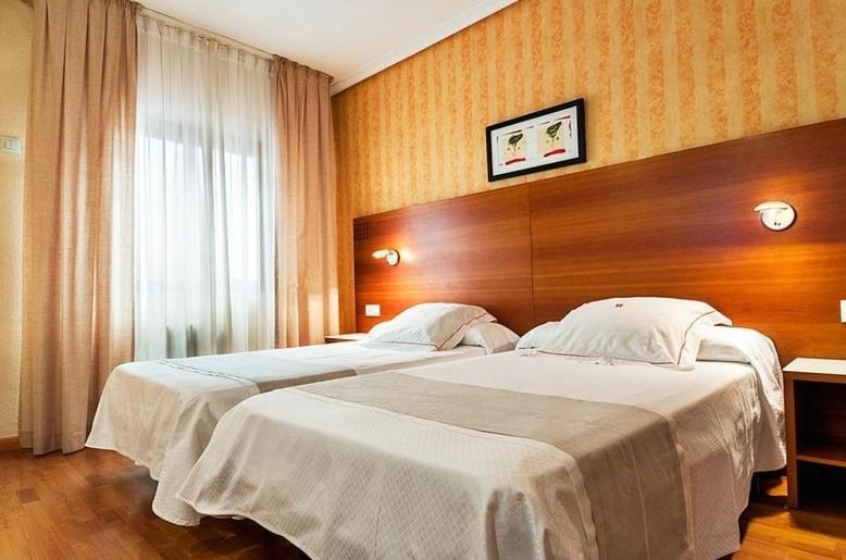 Twin Room with Parking Included - Photo 2