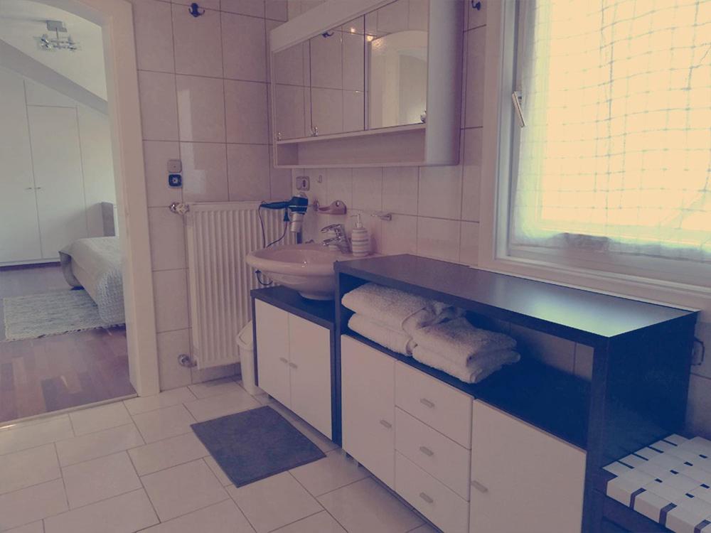  Two-Bedroom Apartment with Lake View  - Photo 4