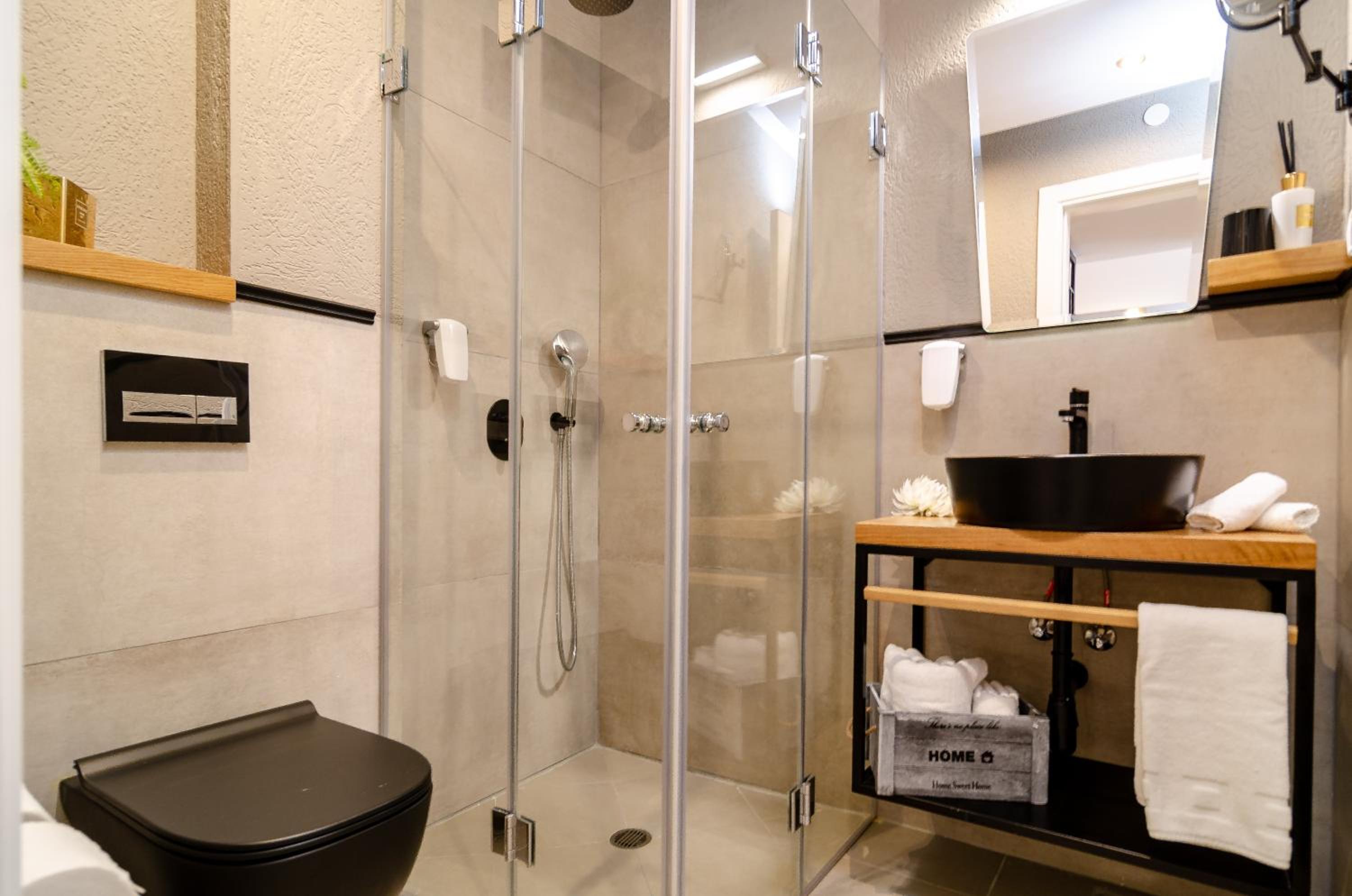Deluxe Family Suite - Photo 14