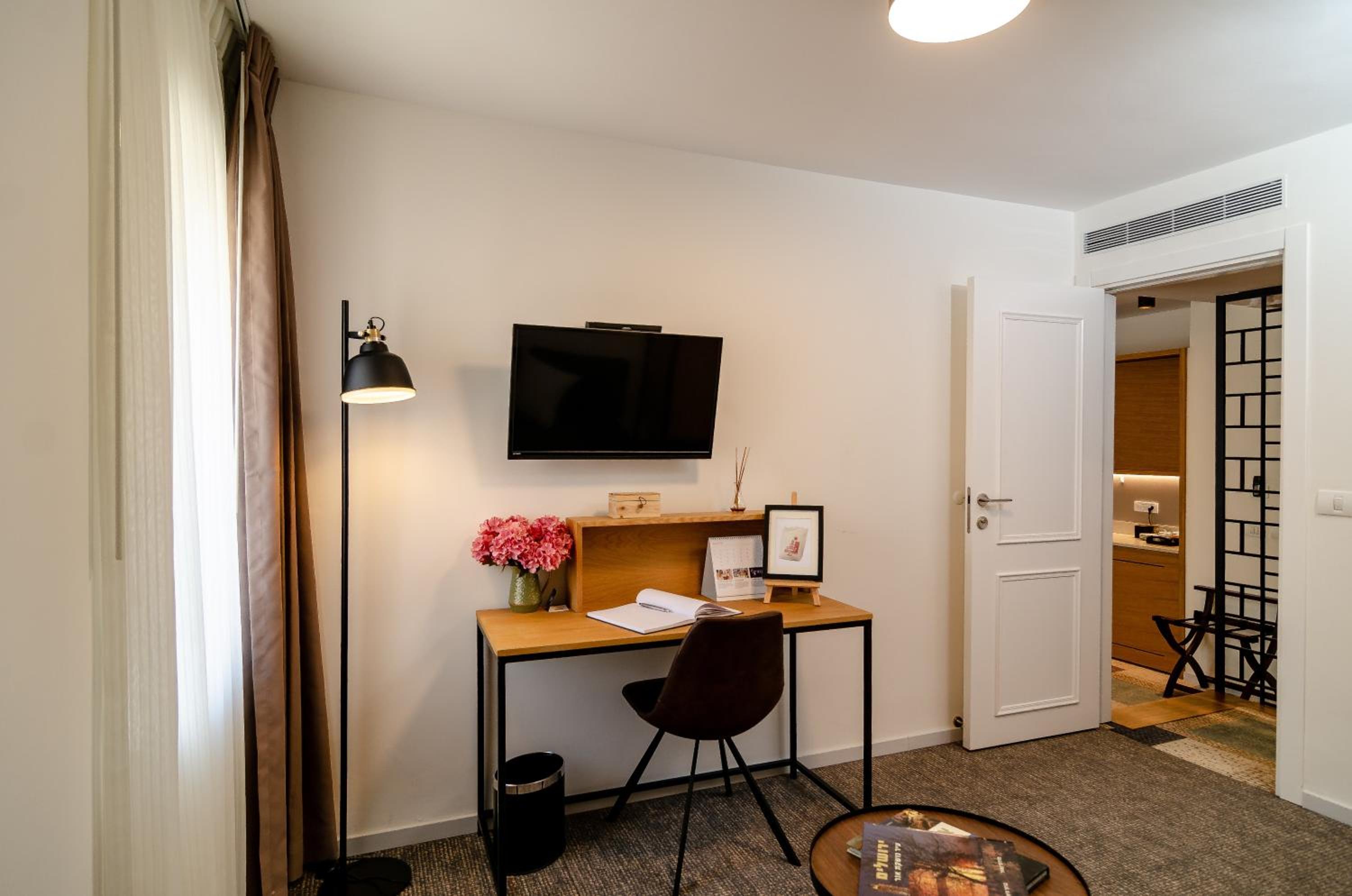 Deluxe Family Suite - Photo 15