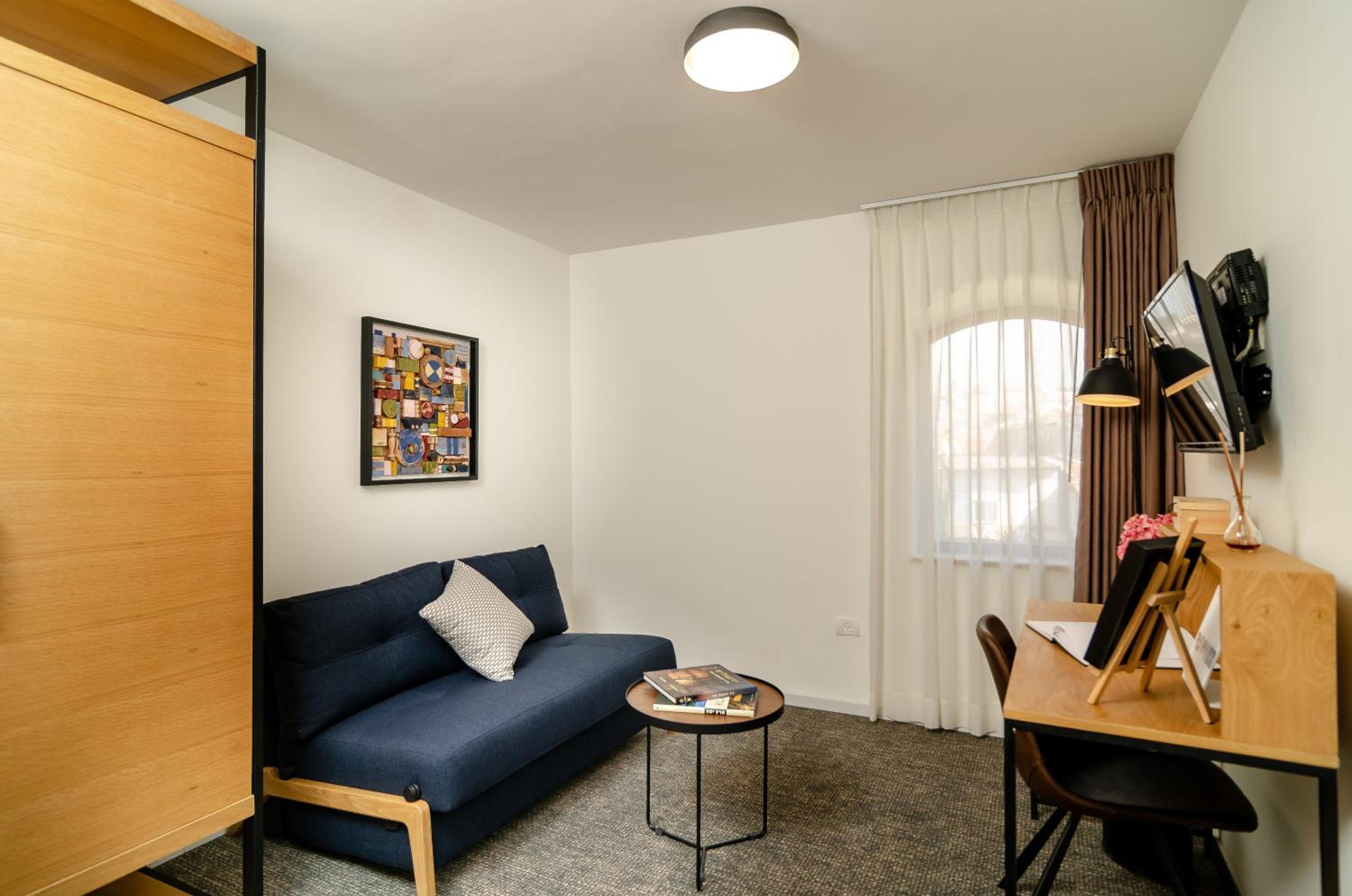 Deluxe Family Suite - Photo 16