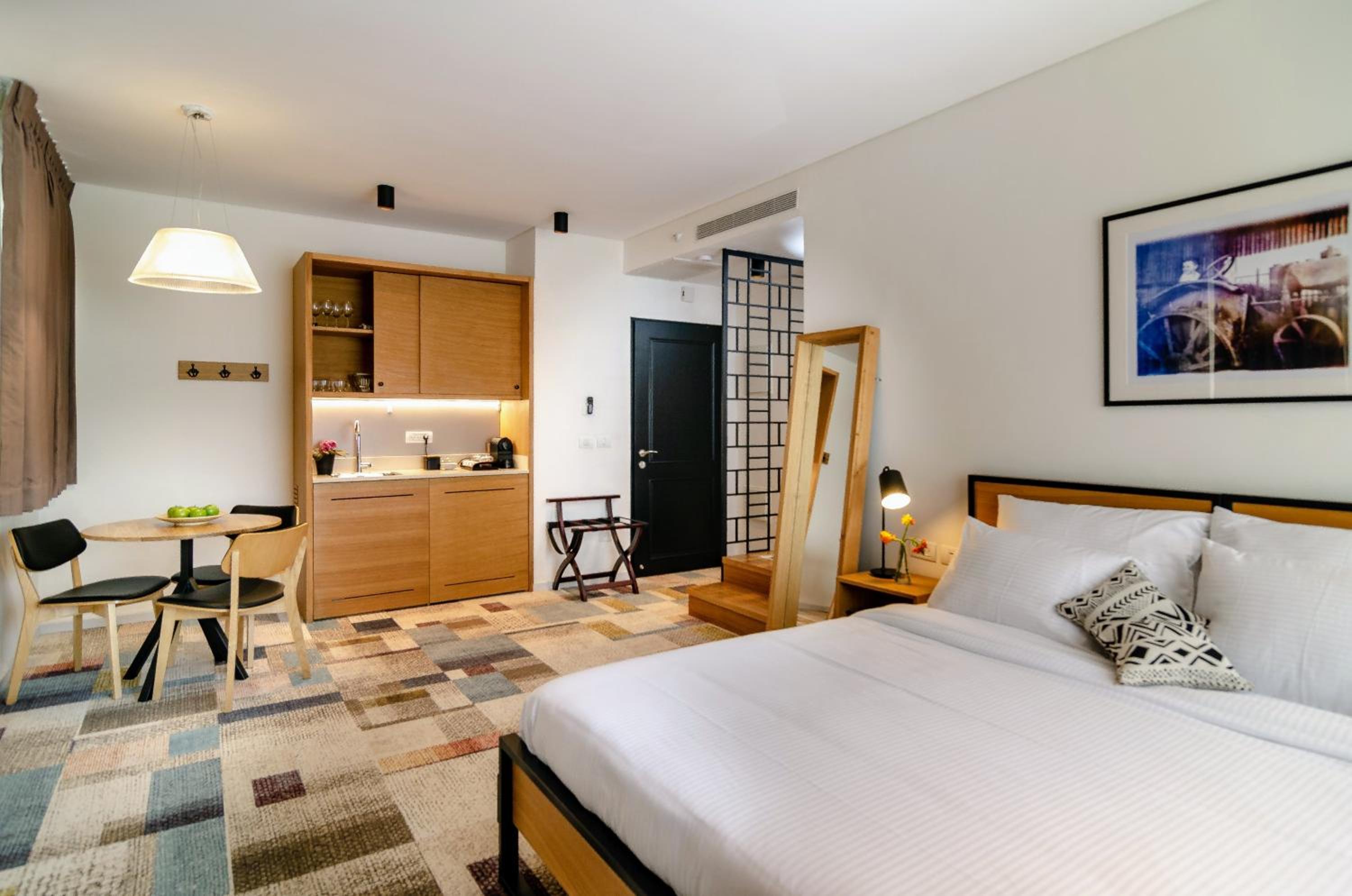 Deluxe Family Suite - Photo 18