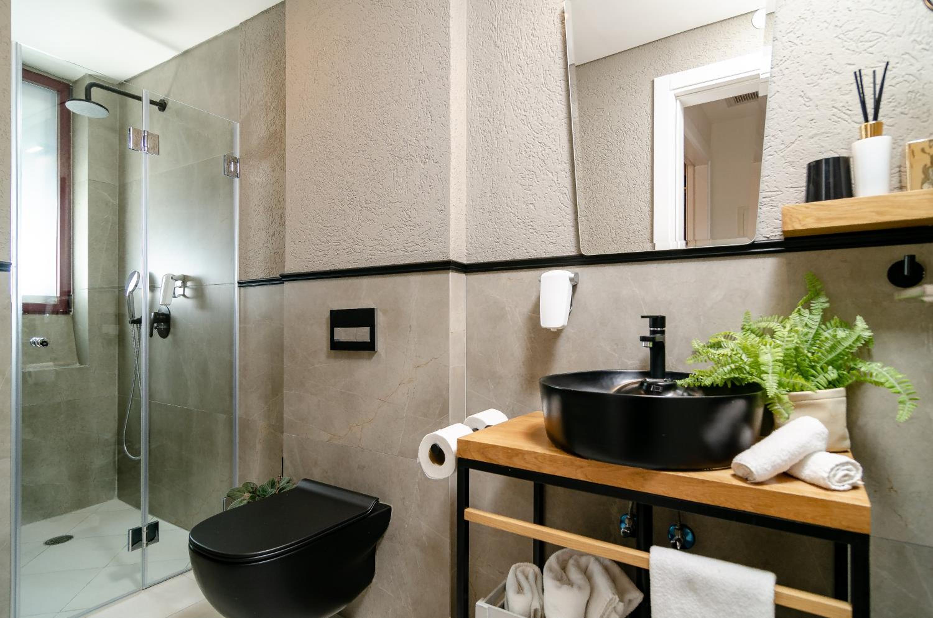 Family Suite with Balcony - Photo 22