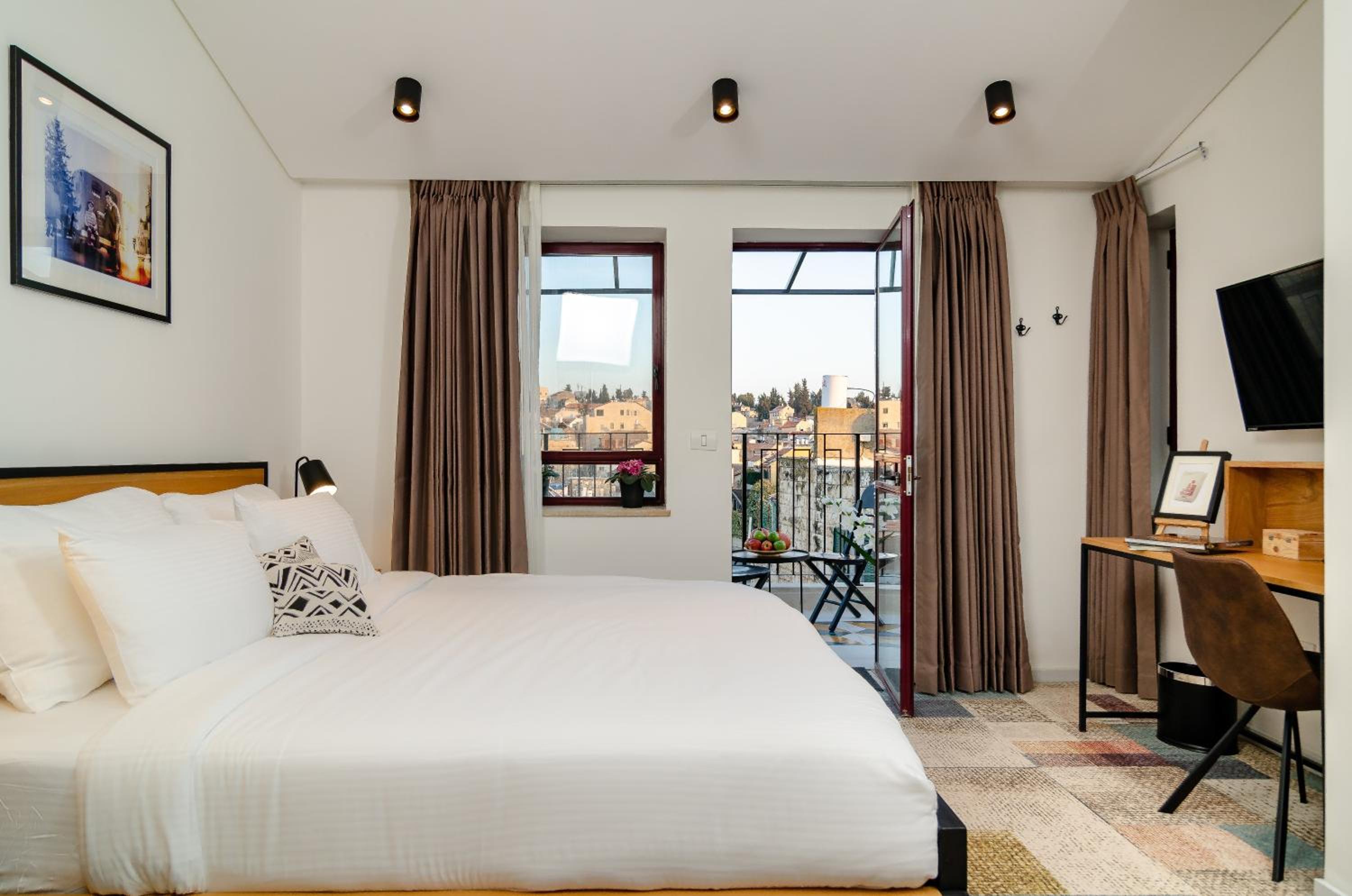 Family Suite with Balcony - Photo 26