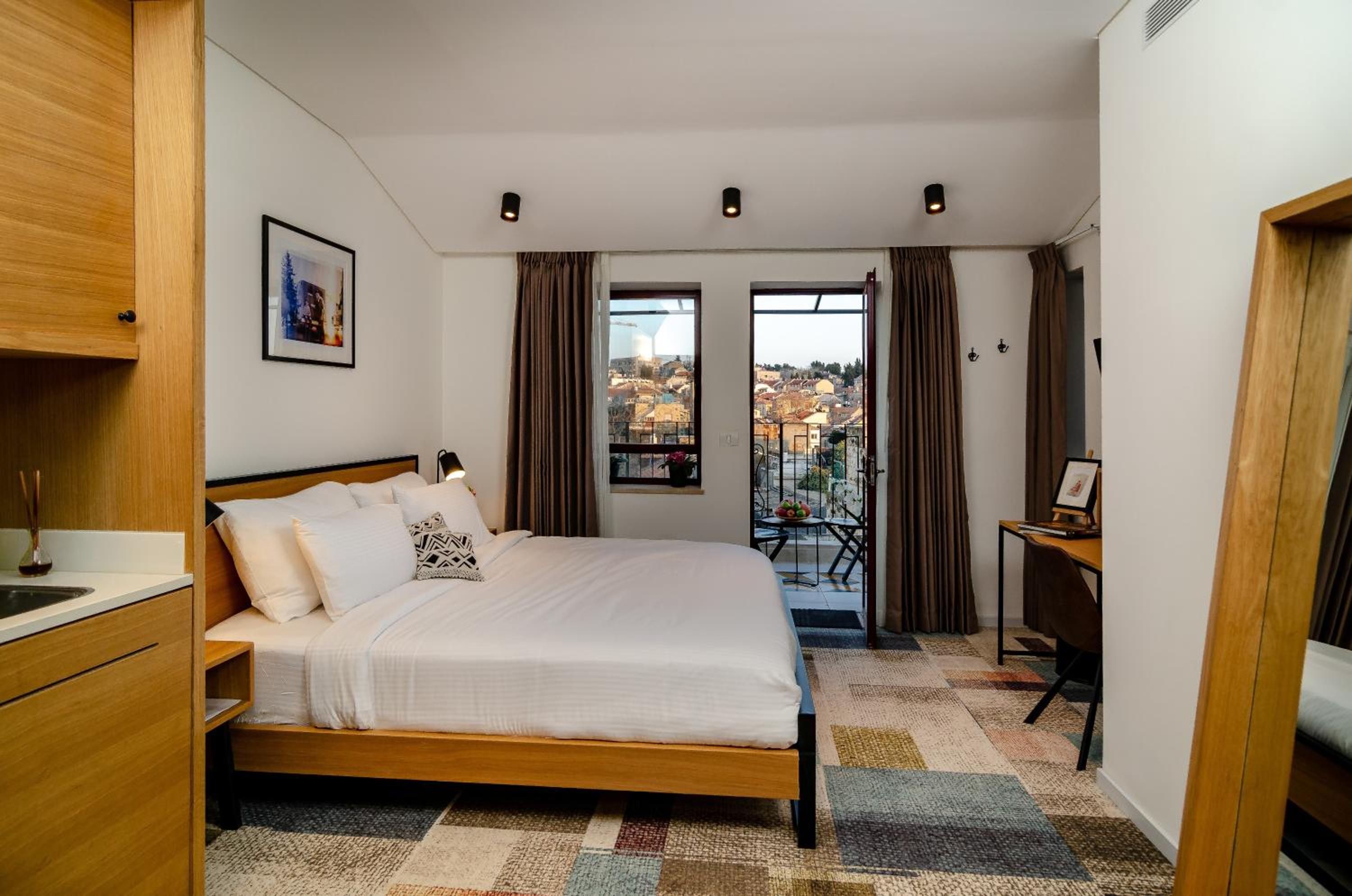 Family Suite with Balcony - Photo 28