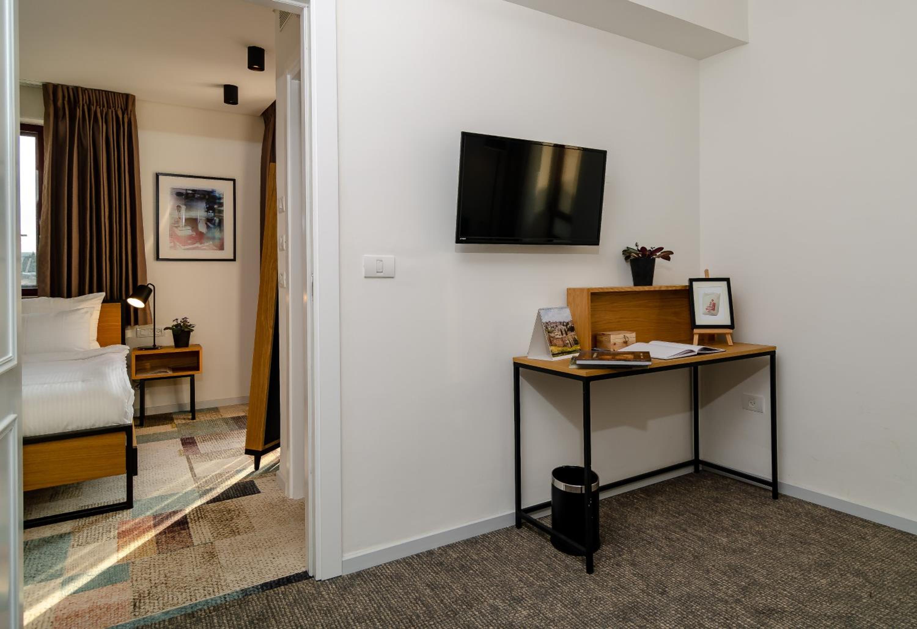 Family Suite with Balcony - Photo 9