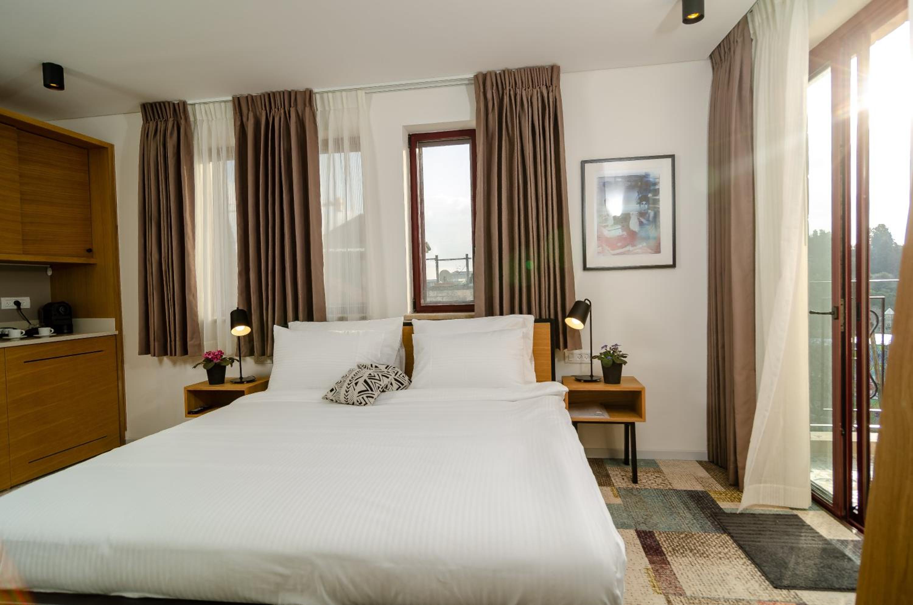 Family Suite with Balcony - Photo 20