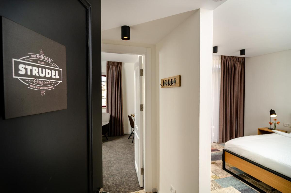 Family Suite with Balcony - Photo 5