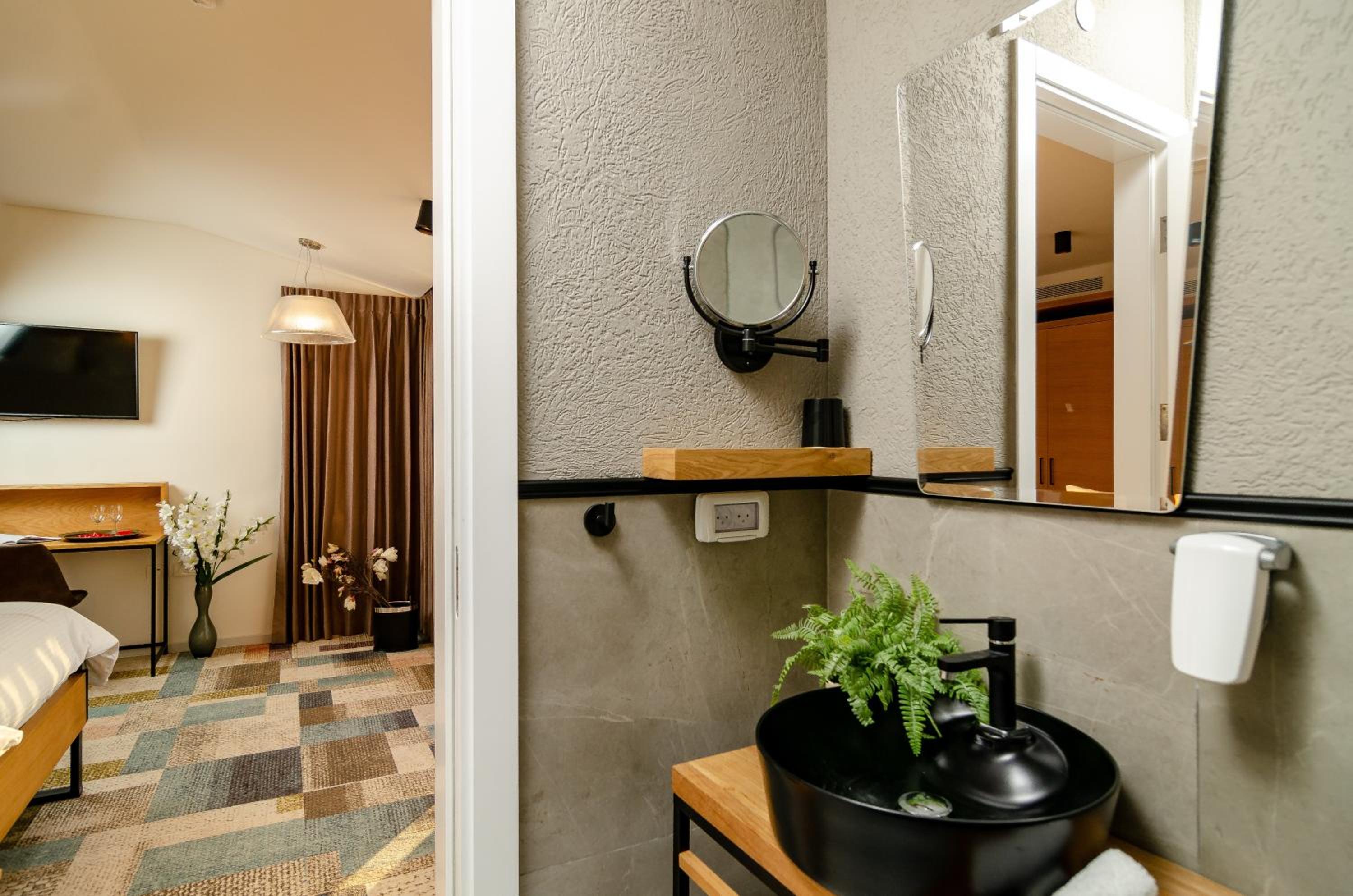 Suite with Balcony - Photo 3