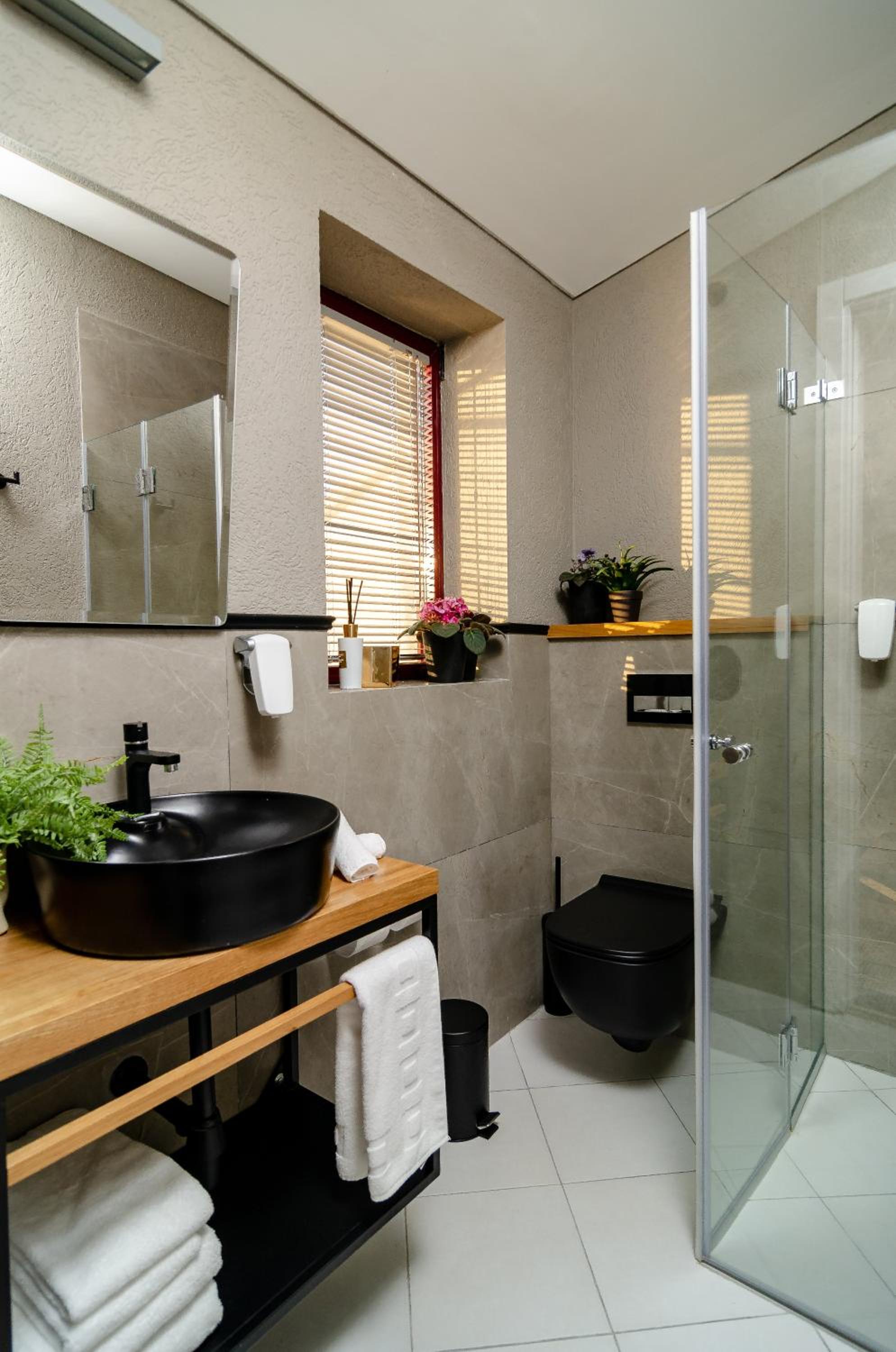 Suite with Balcony - Photo 15