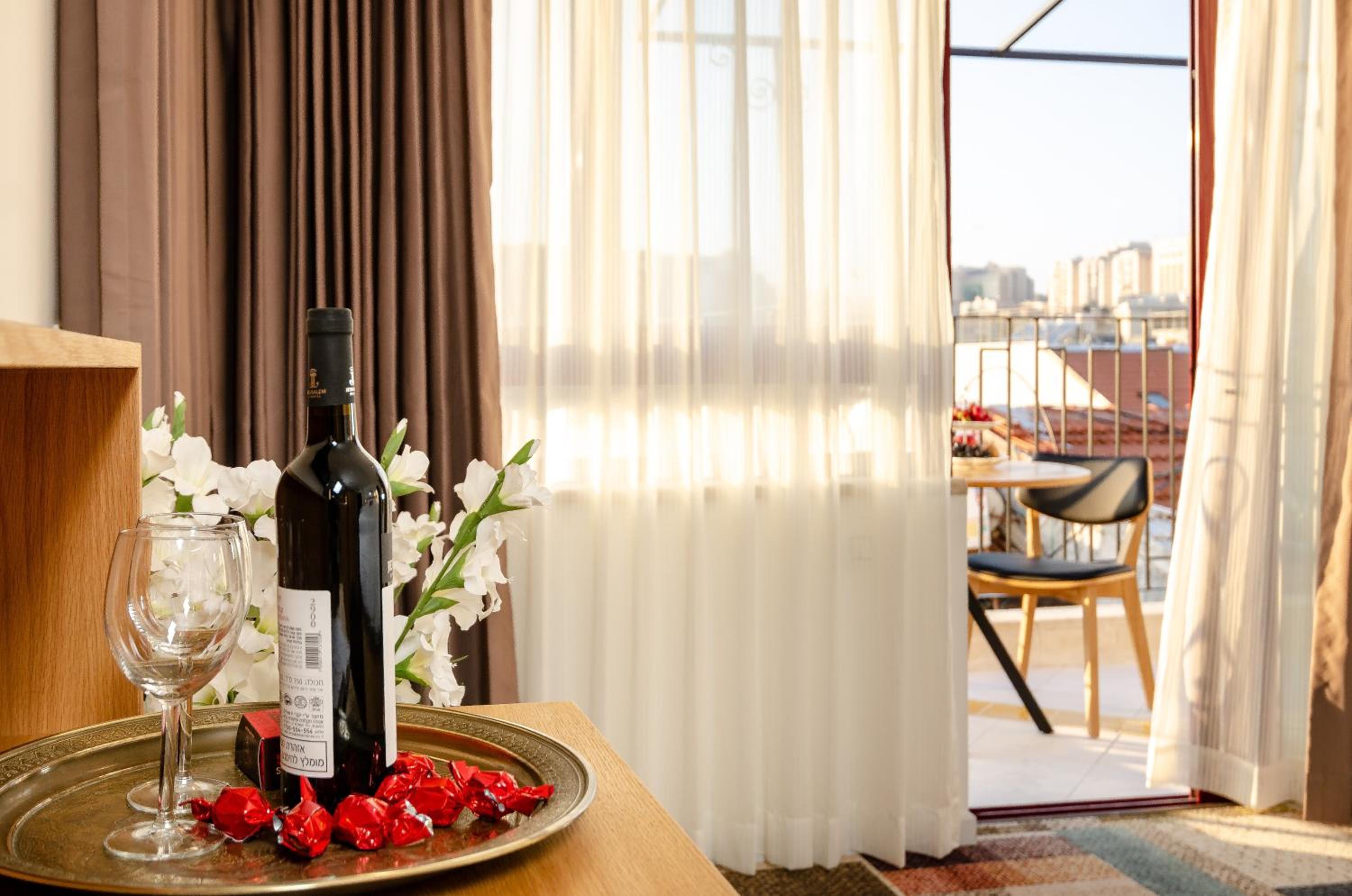 Suite with Balcony - Photo 14