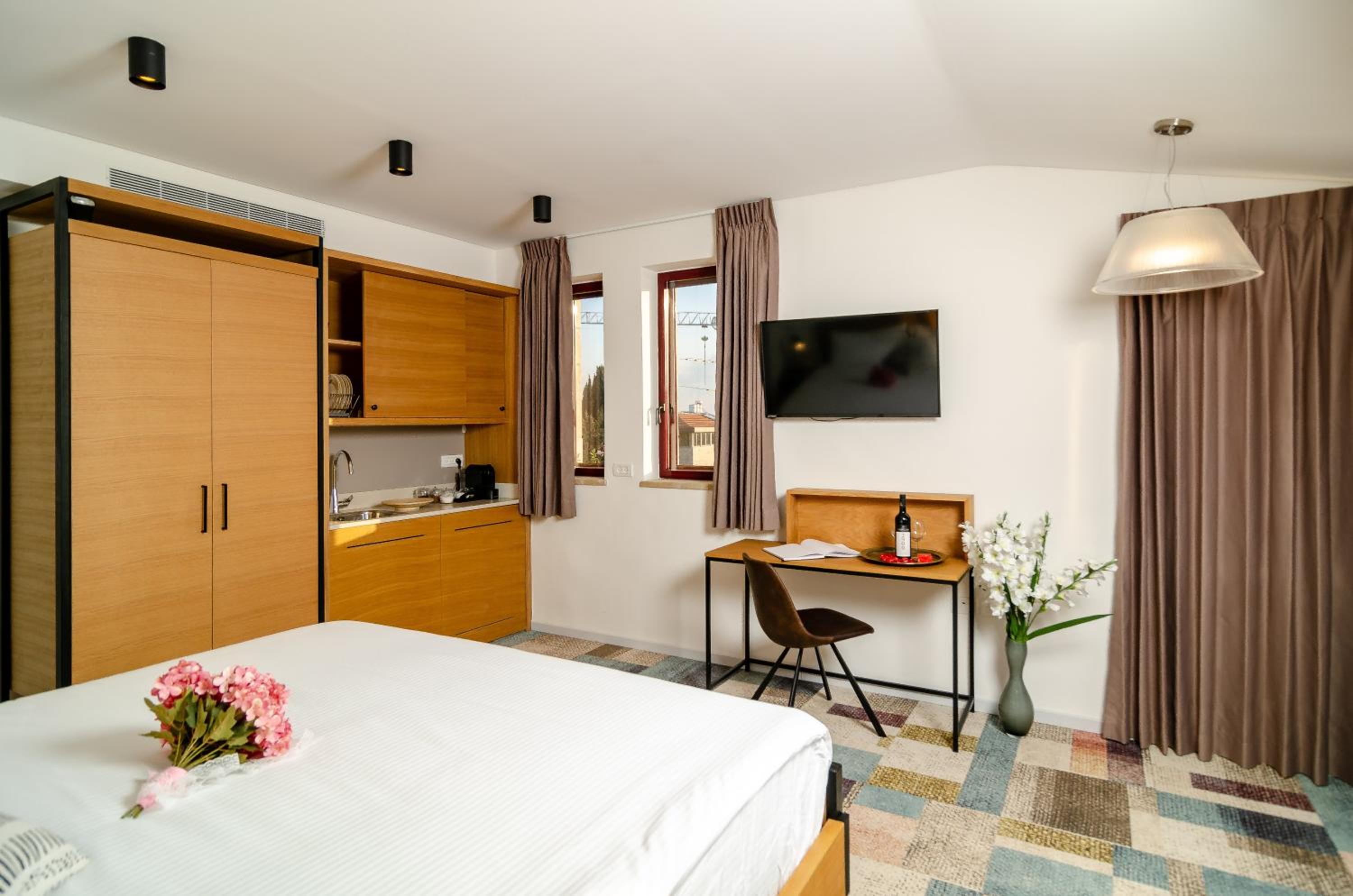 Suite with Balcony - Photo 5