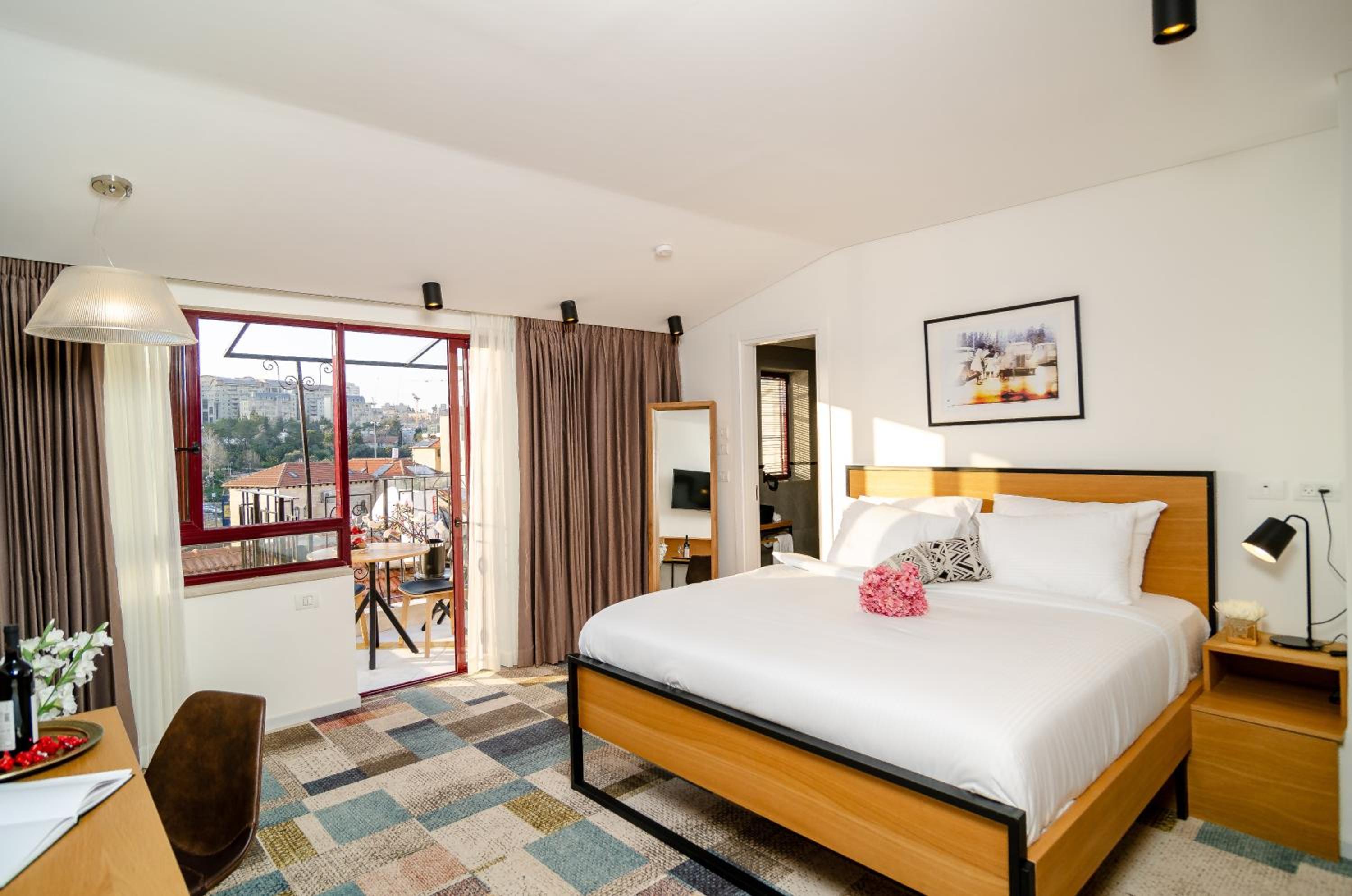 Suite with Balcony - Photo 13