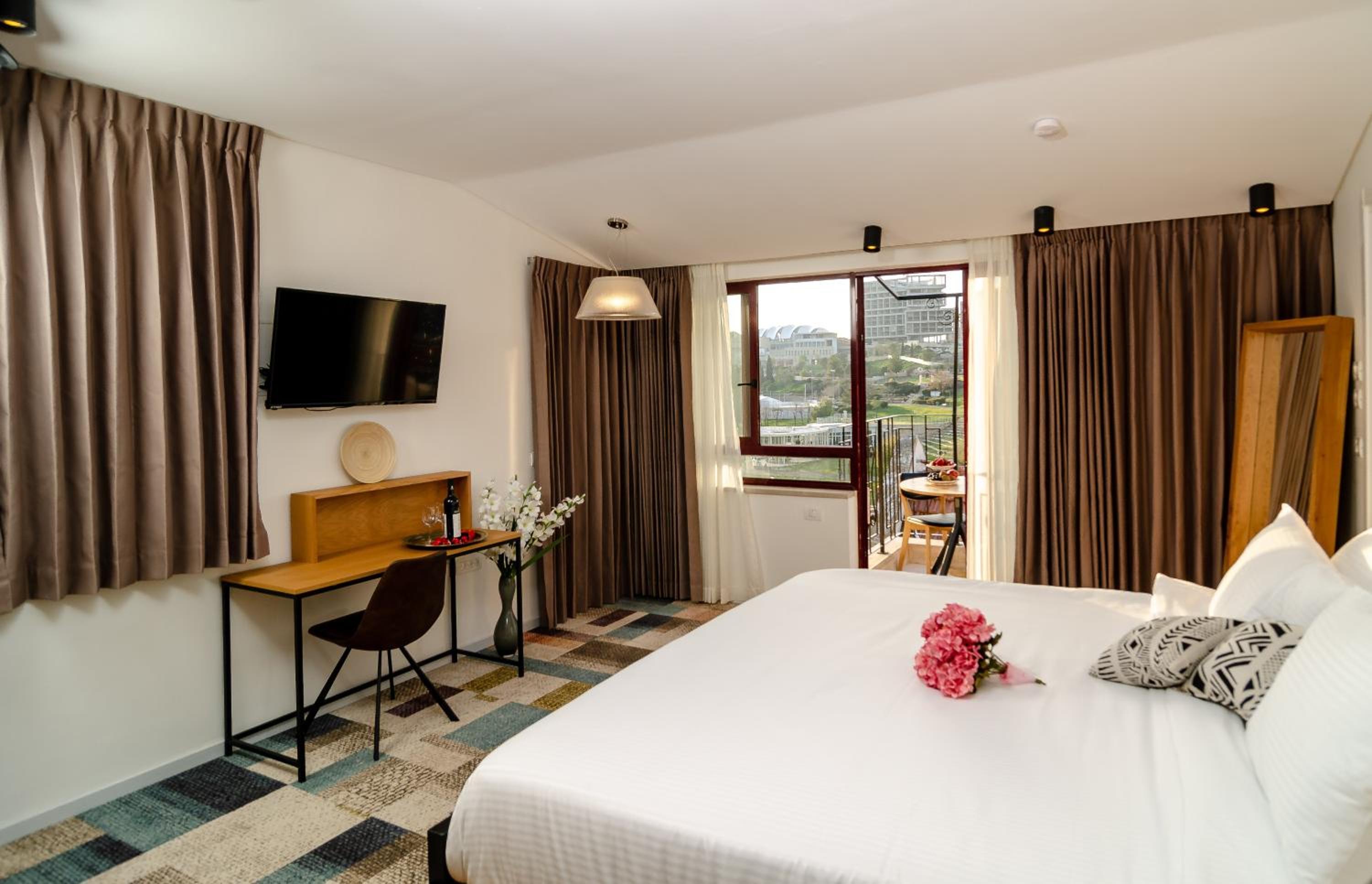 Suite with Balcony - Photo 12