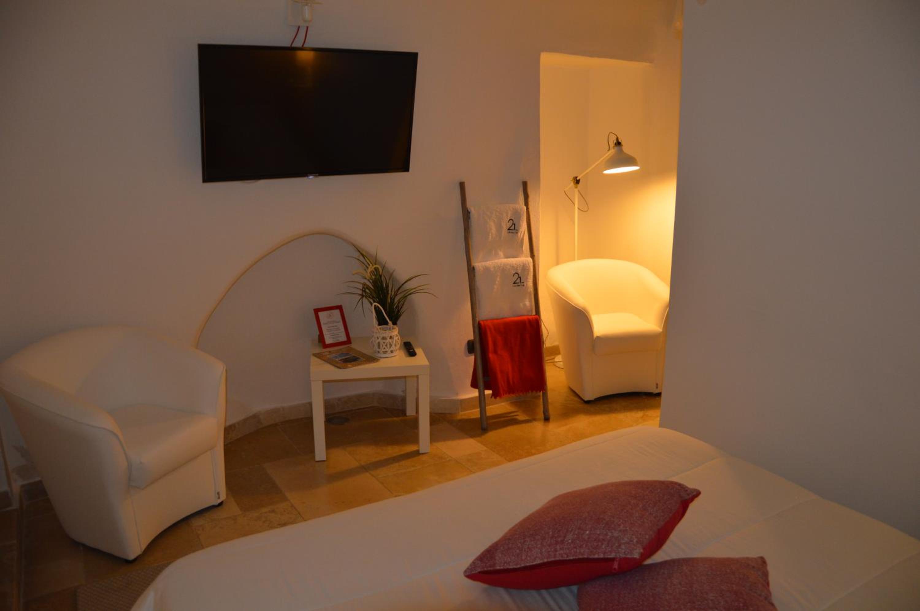 Studio Apartment - Photo 1