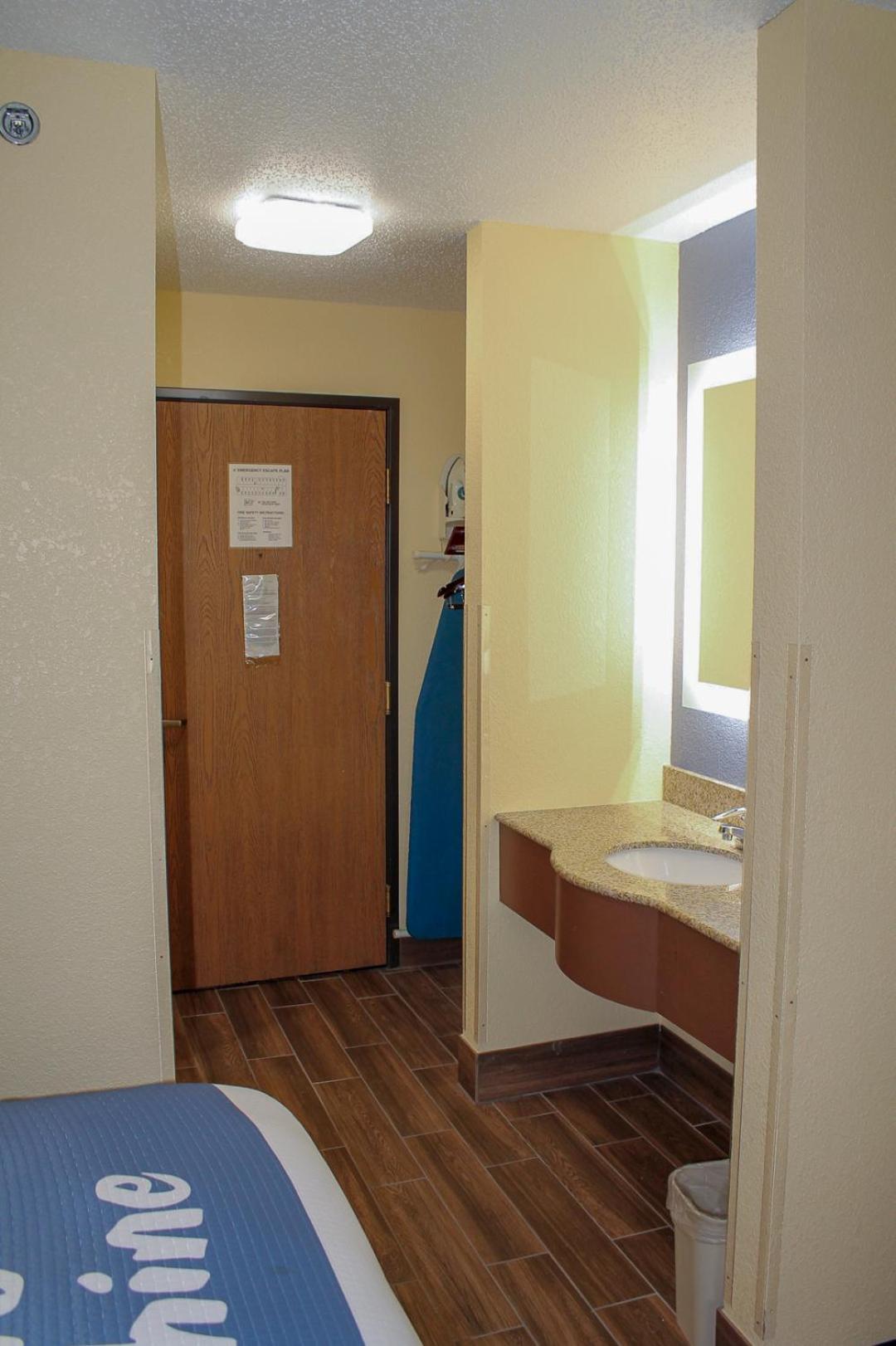 Queen Room with Two Queen Beds - Non-Smoking - Photo 2