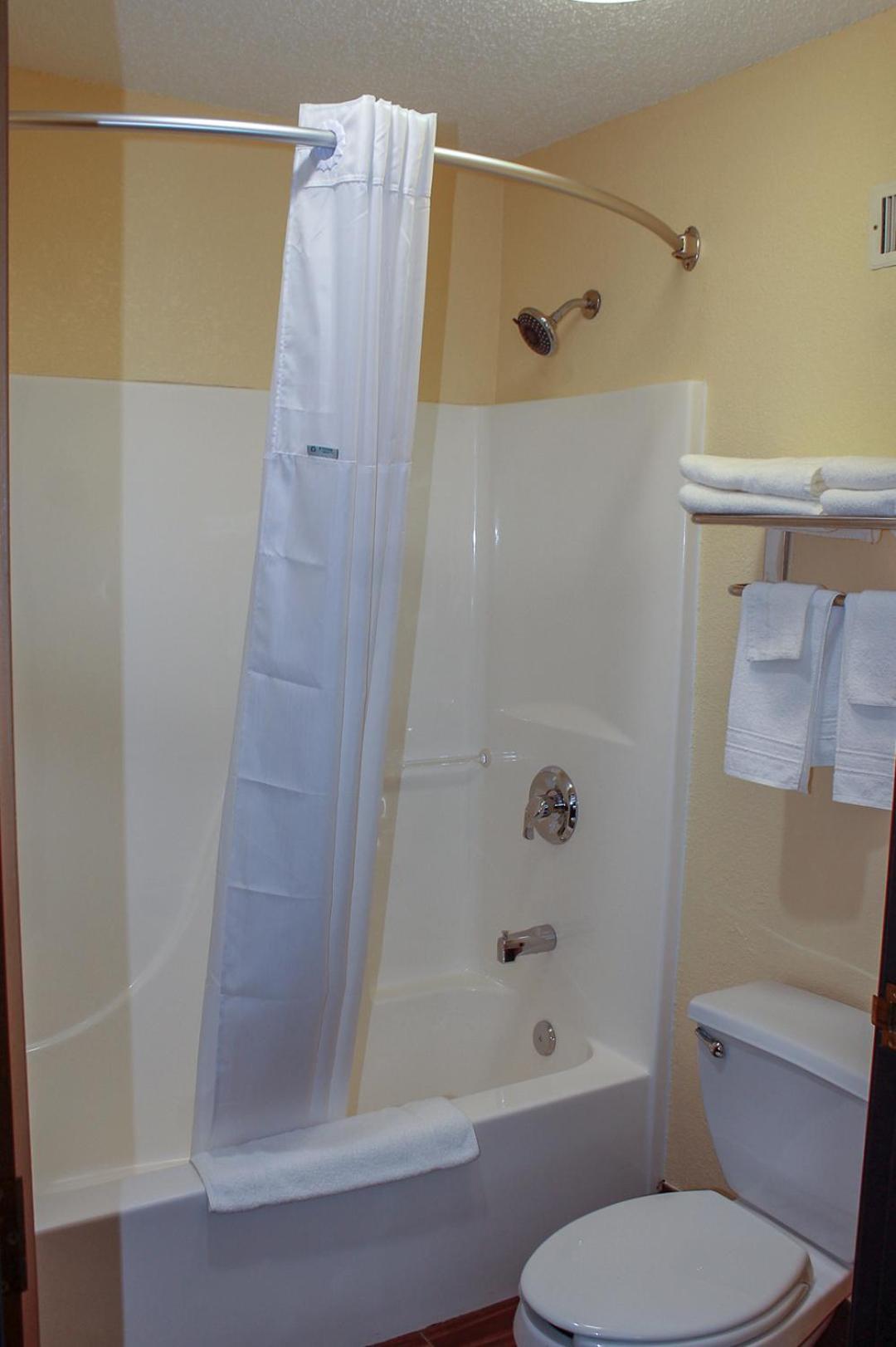 Queen Room with Two Queen Beds - Non-Smoking - Photo 4