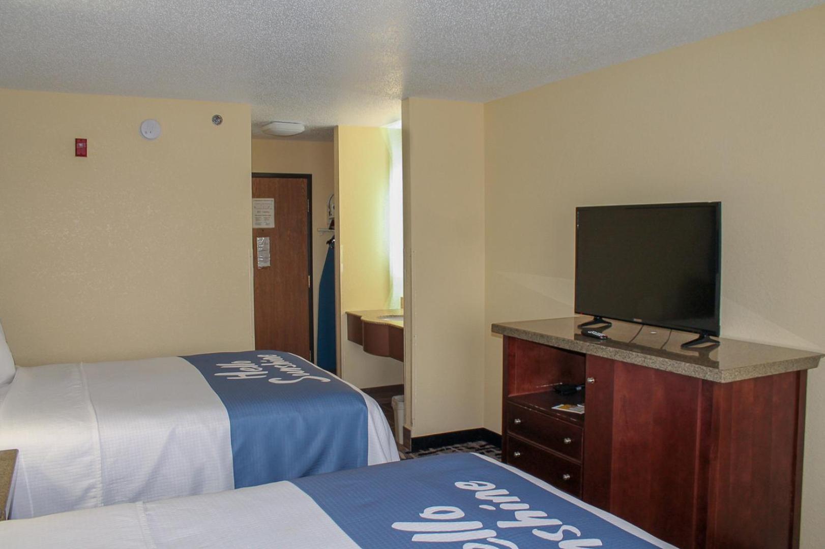 Queen Room with Two Queen Beds - Non-Smoking - Photo 5