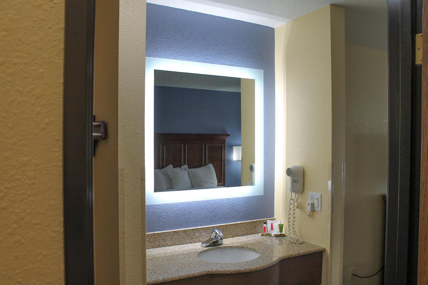 1 King Bed, Studio Suite with Jetted Tub, Non-Smoking - Photo 2