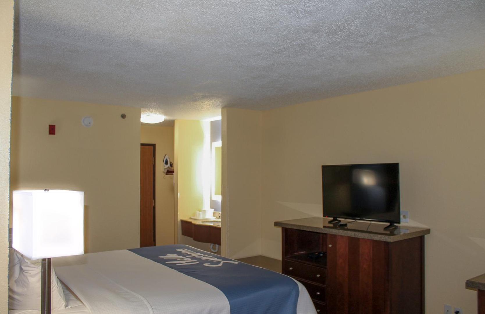 King Room - Non-Smoking - Photo 3