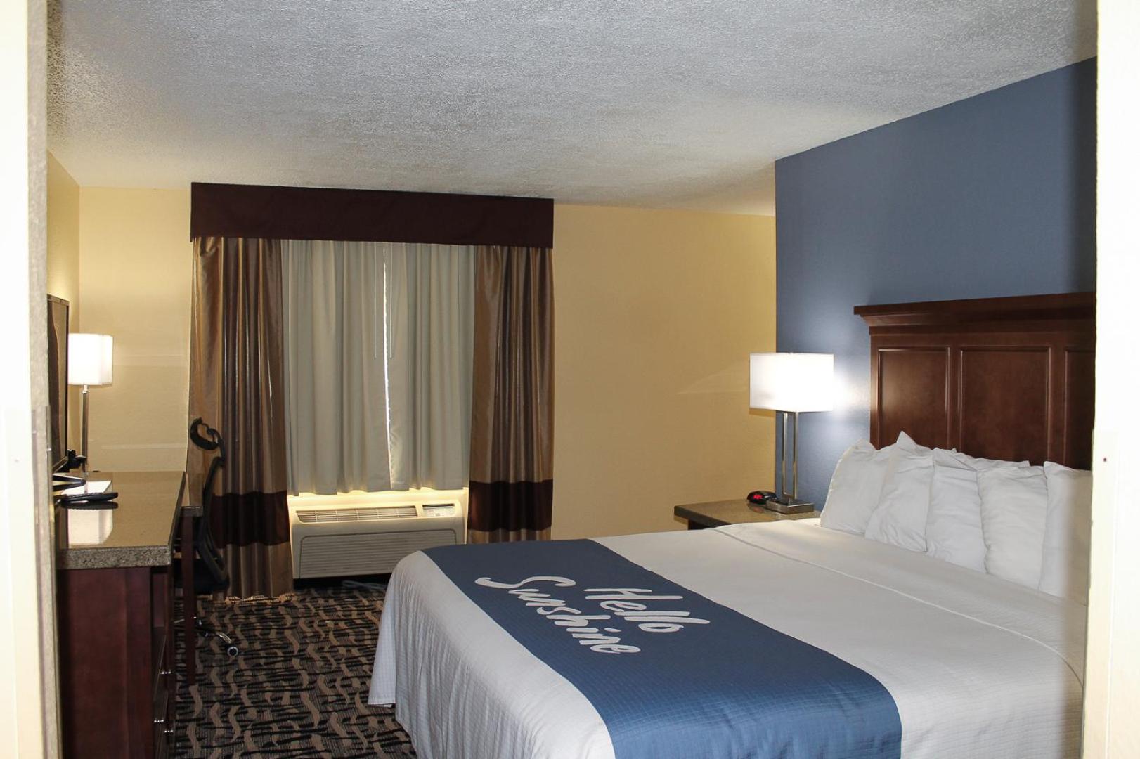 1 King Bed, Studio Suite with Jetted Tub, Non-Smoking - Photo 1
