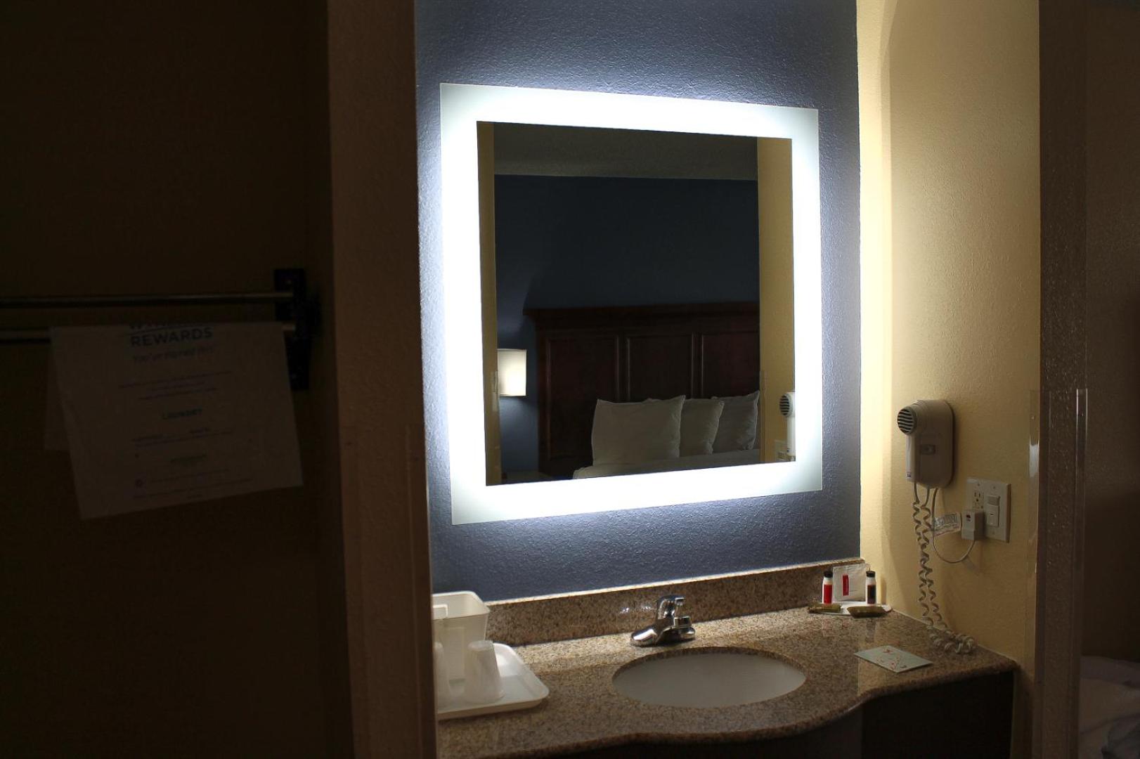 King Suite - Mobility Access/Non-Smoking photo 2
