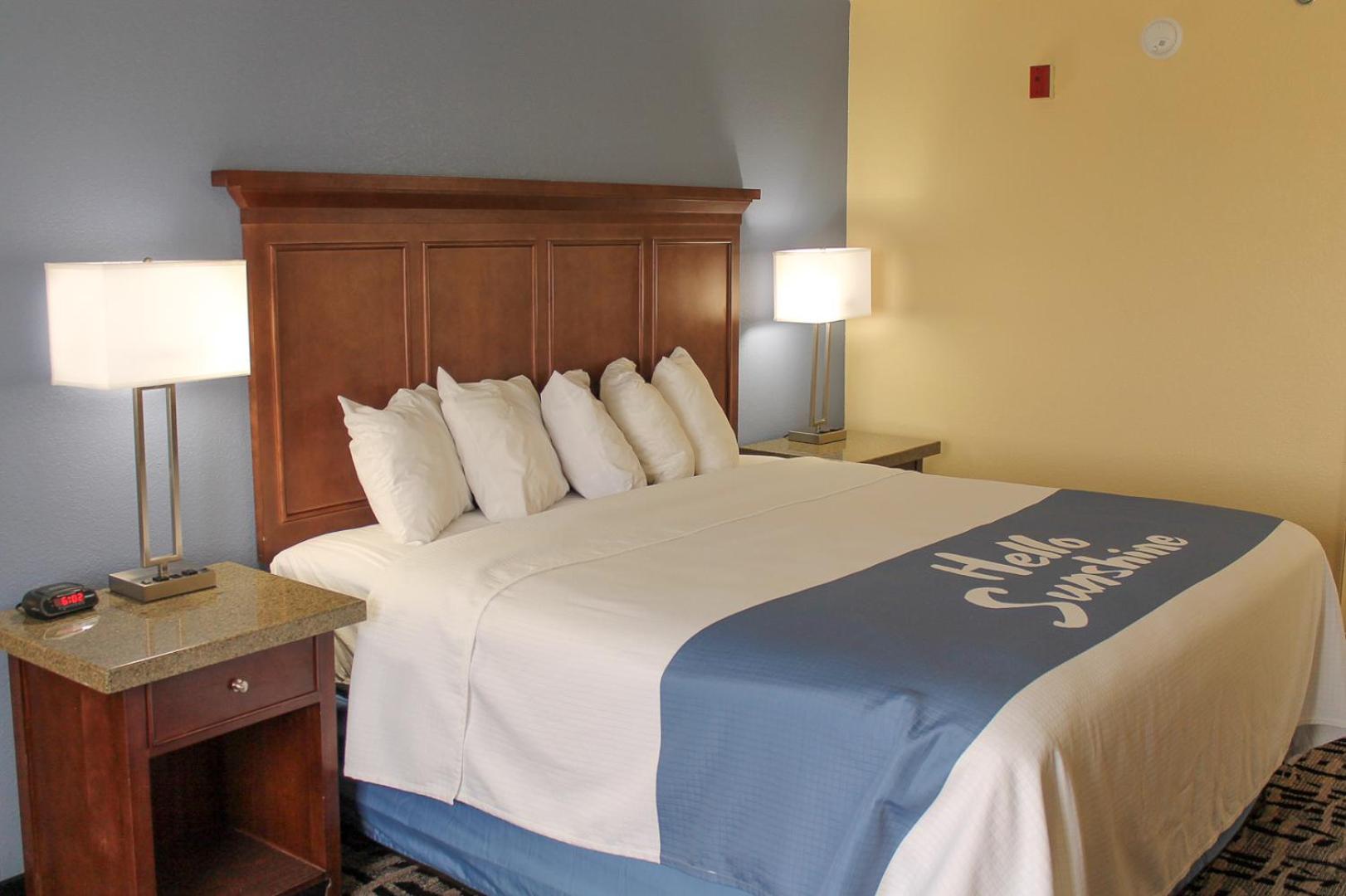 King Room - Non-Smoking - Photo 1