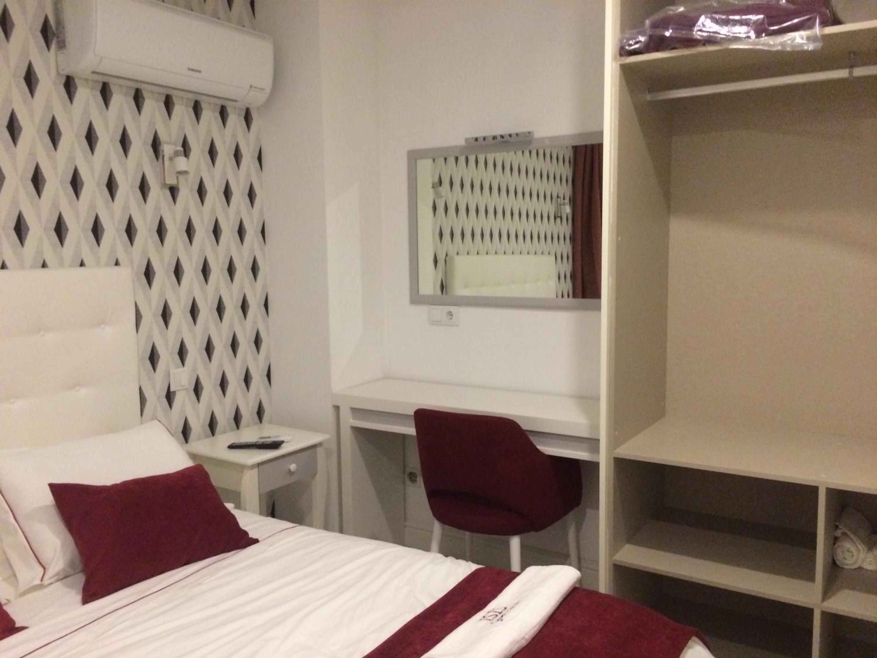 Quadruple Room with Private Bathroom photo 2