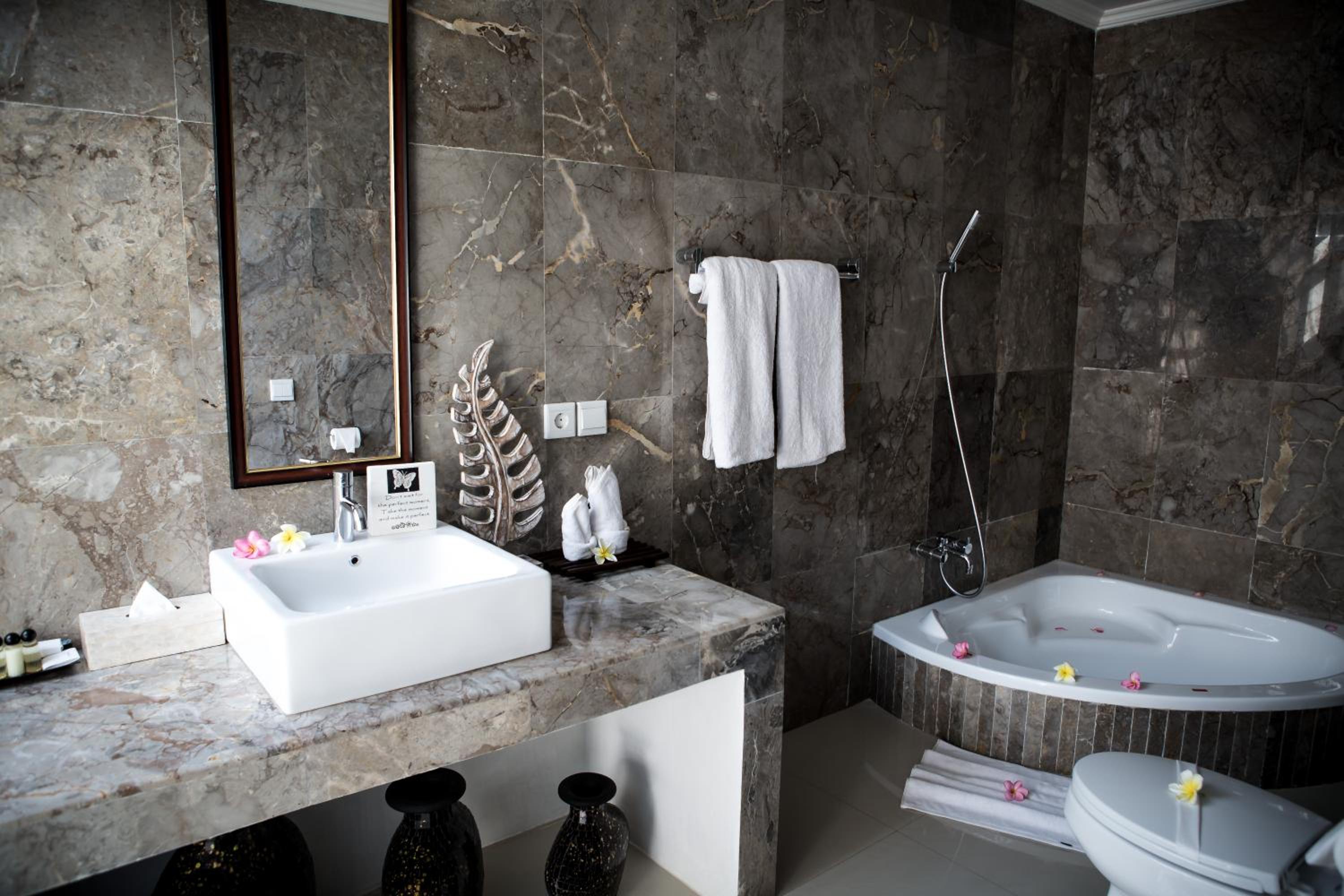 Deluxe Double Room with Sea View - Photo 3