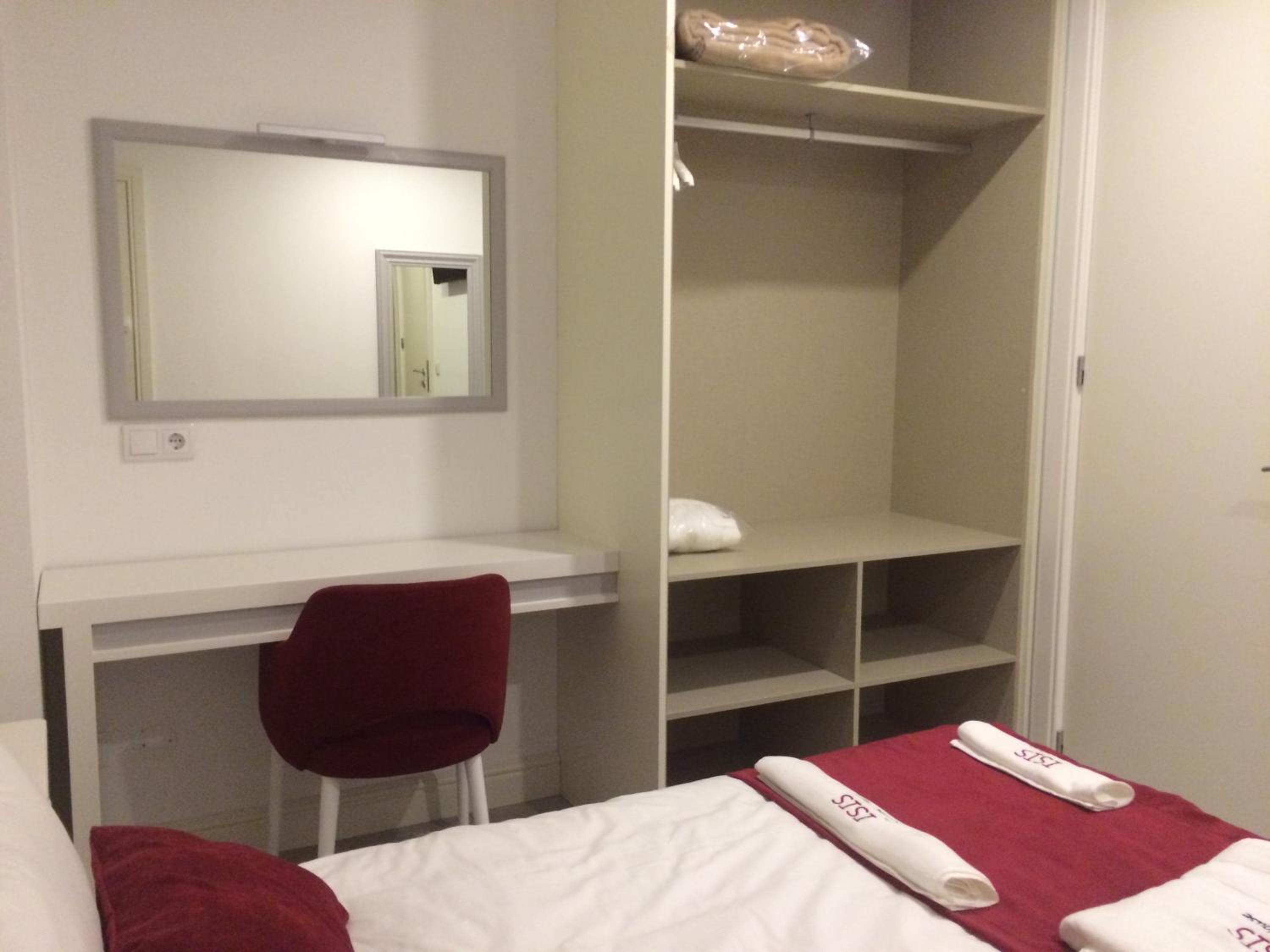 Quadruple Room with Private Bathroom photo 3
