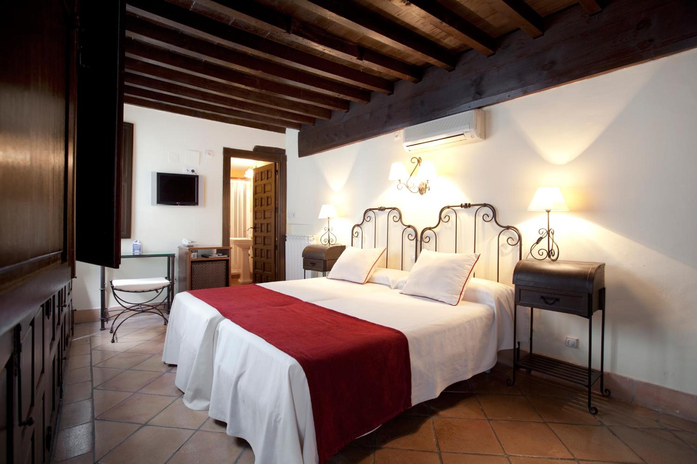 Standard Double or Twin Room - Photo 18