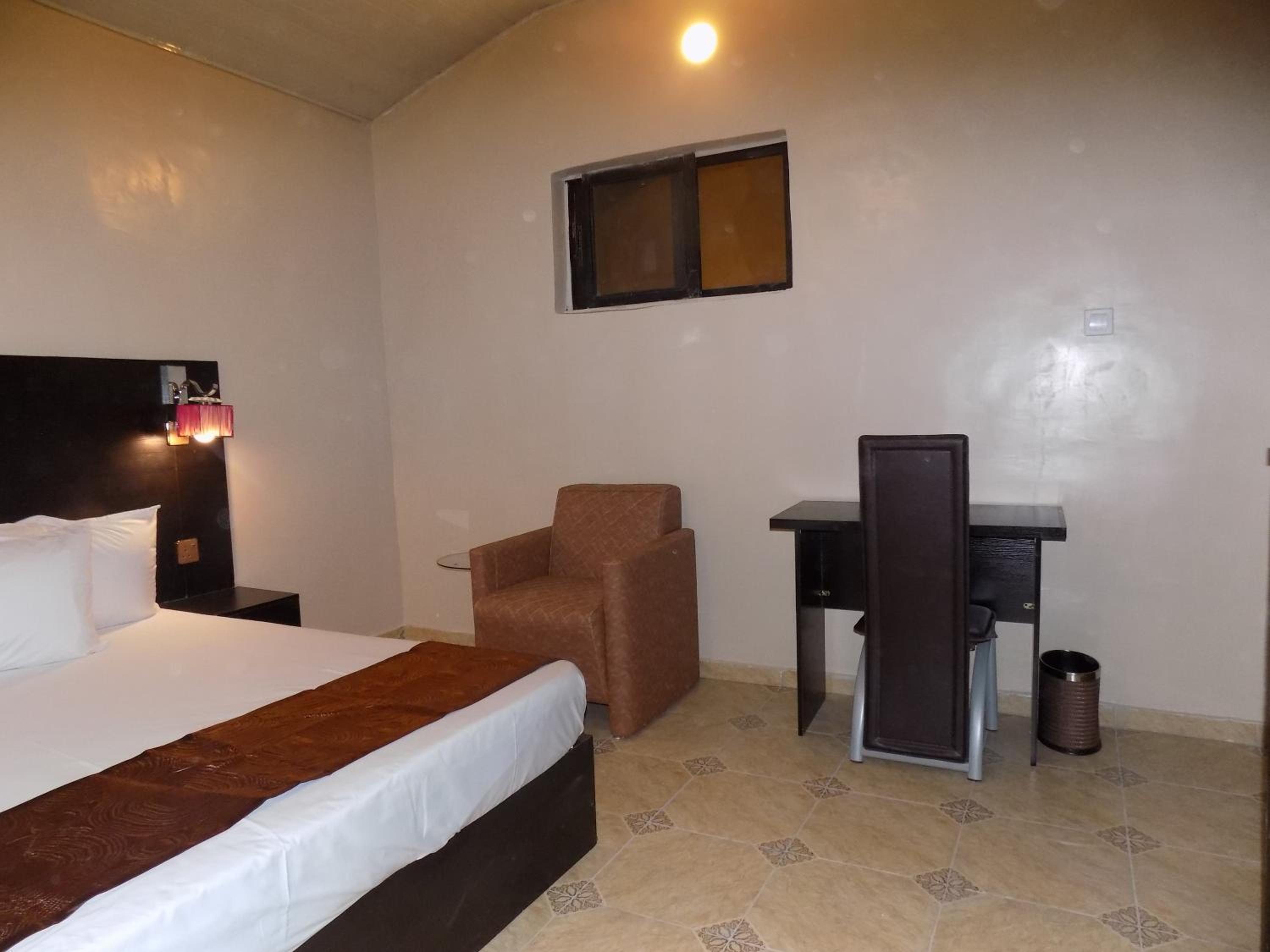 Deluxe King Room - Photo 2