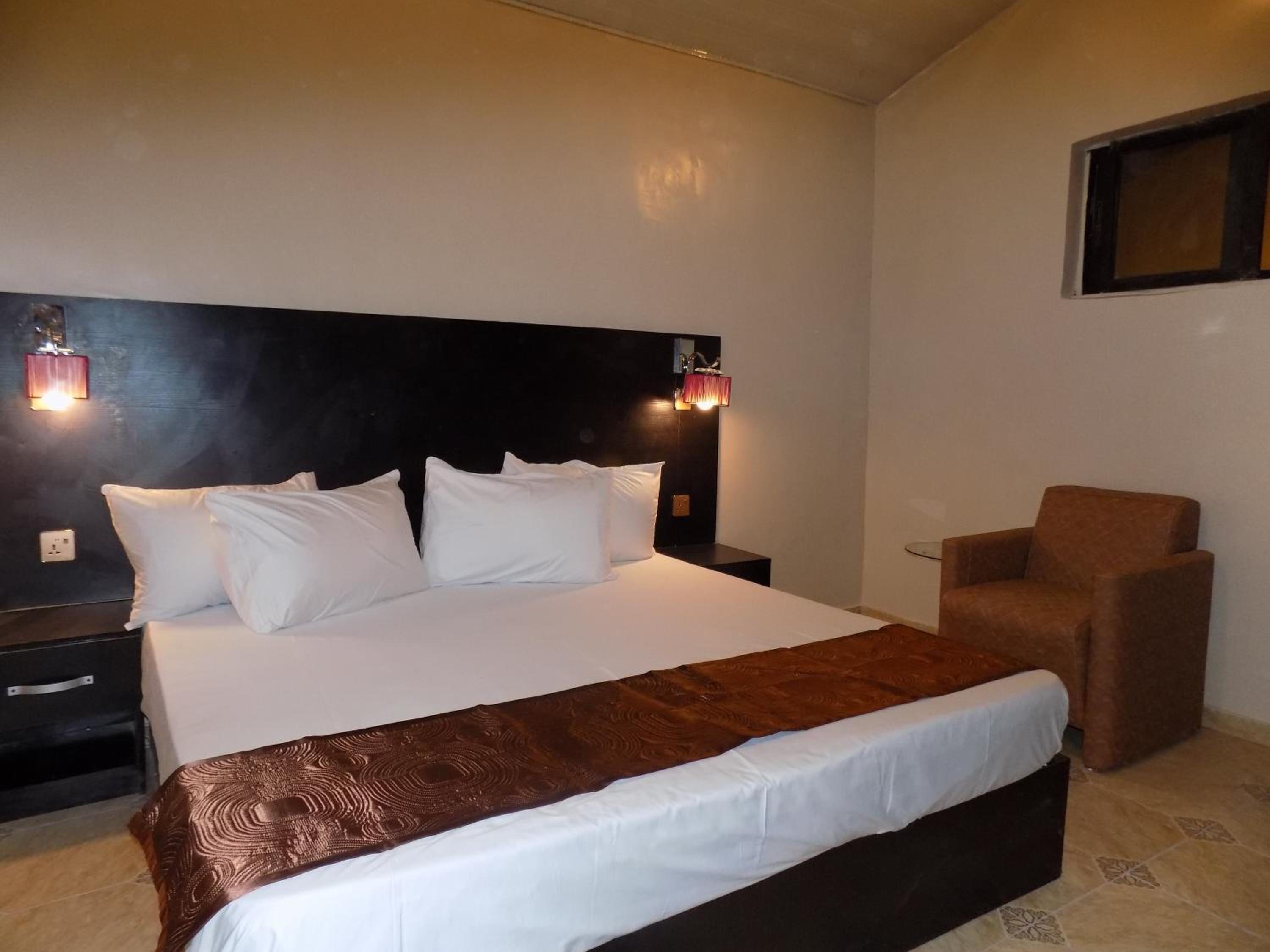 Deluxe King Room - Photo 3