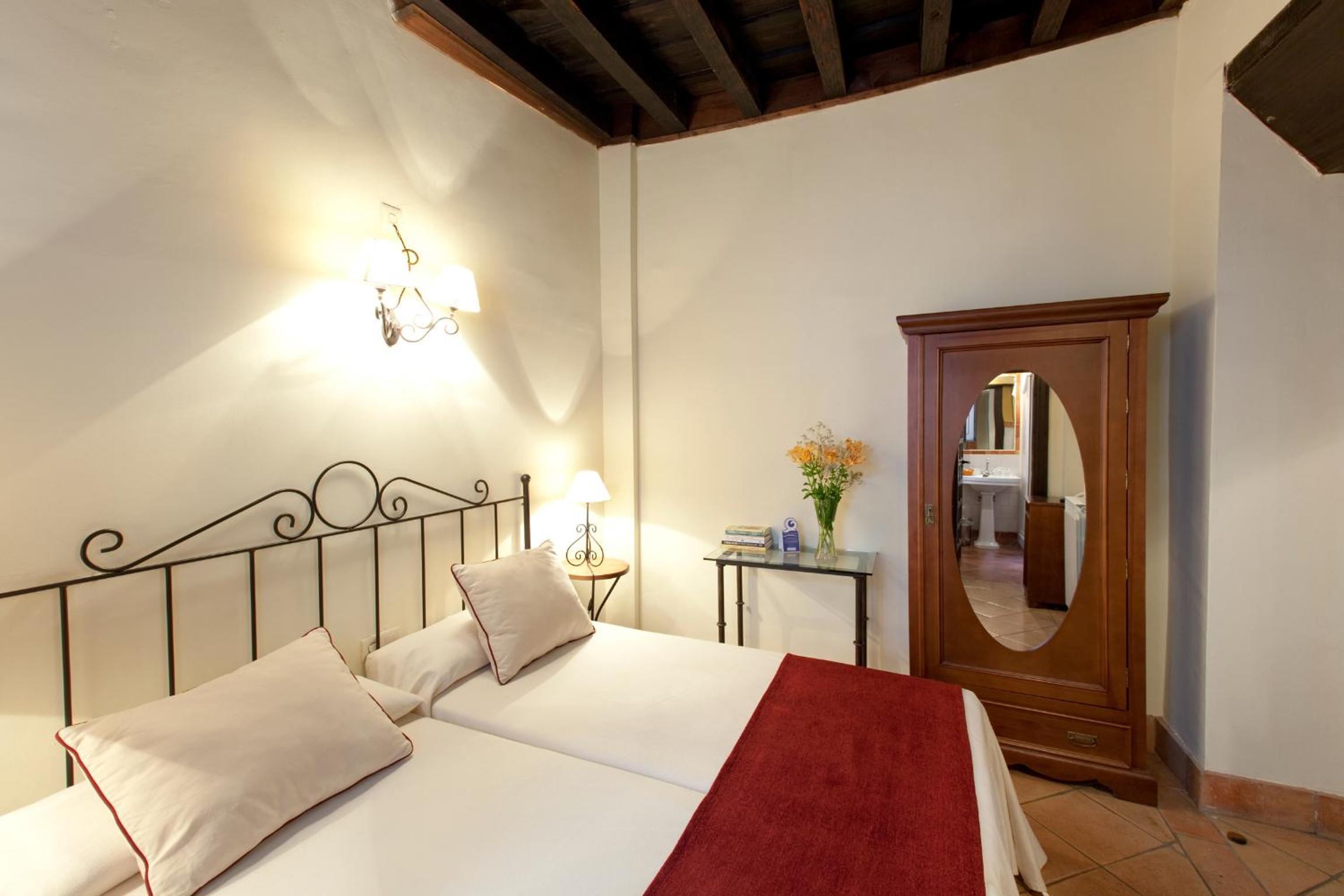 Standard Double or Twin Room - Photo 20