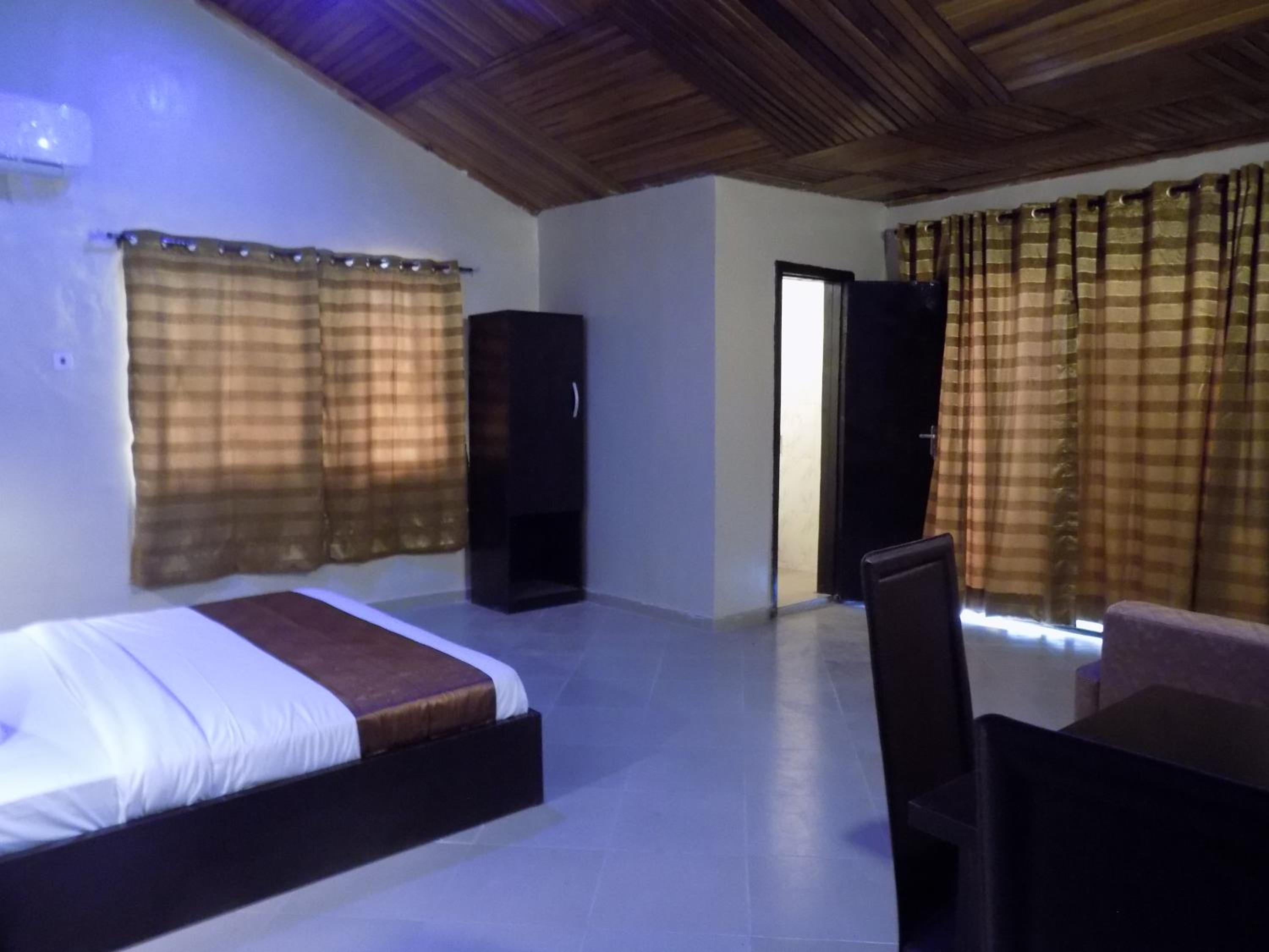 Superior King Suite - Photo 2
