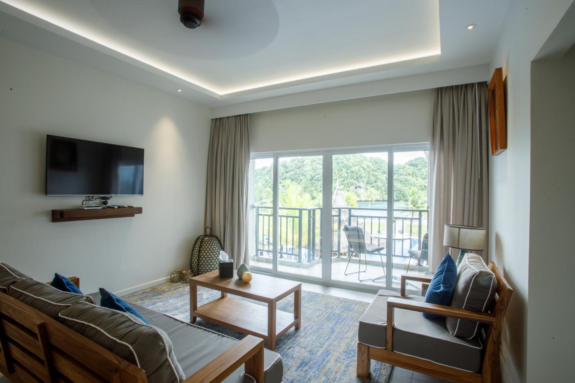 Superior Family Room photo 1