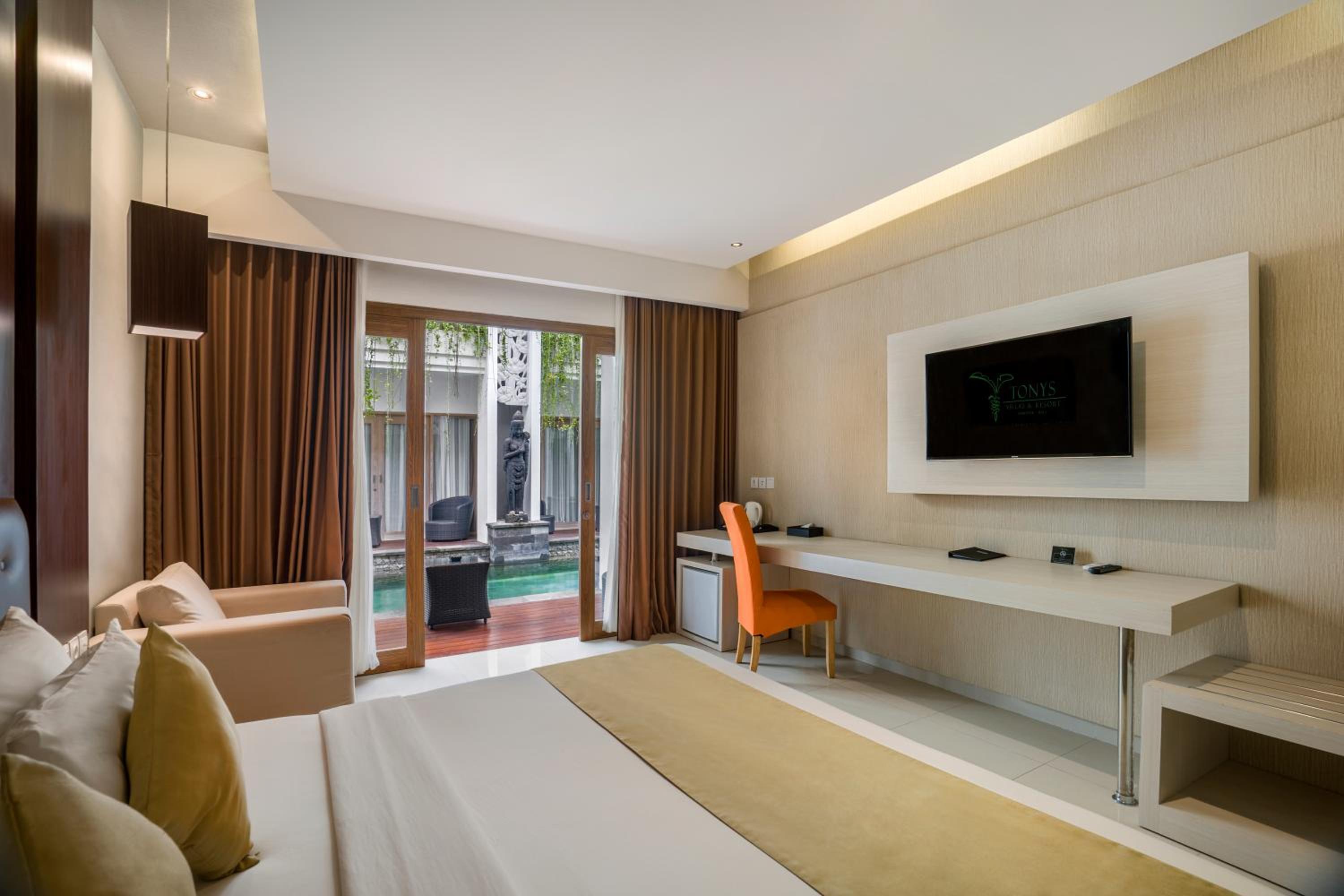 Deluxe Double or Twin Room with Pool Access photo 1